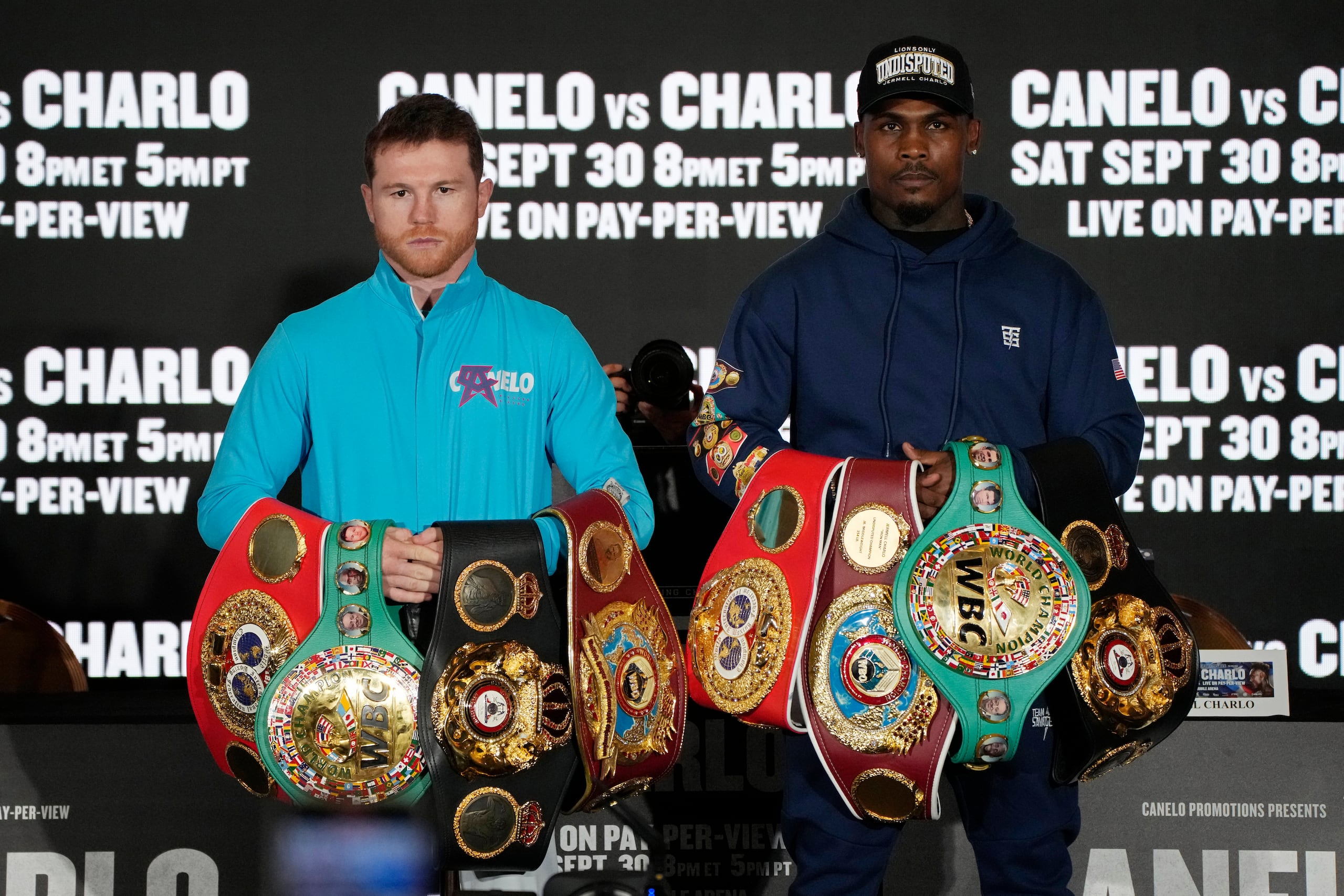 Canelo Álvarez, izquierda, y Jermell Charlo chocarán este sábado en Las Vegas.