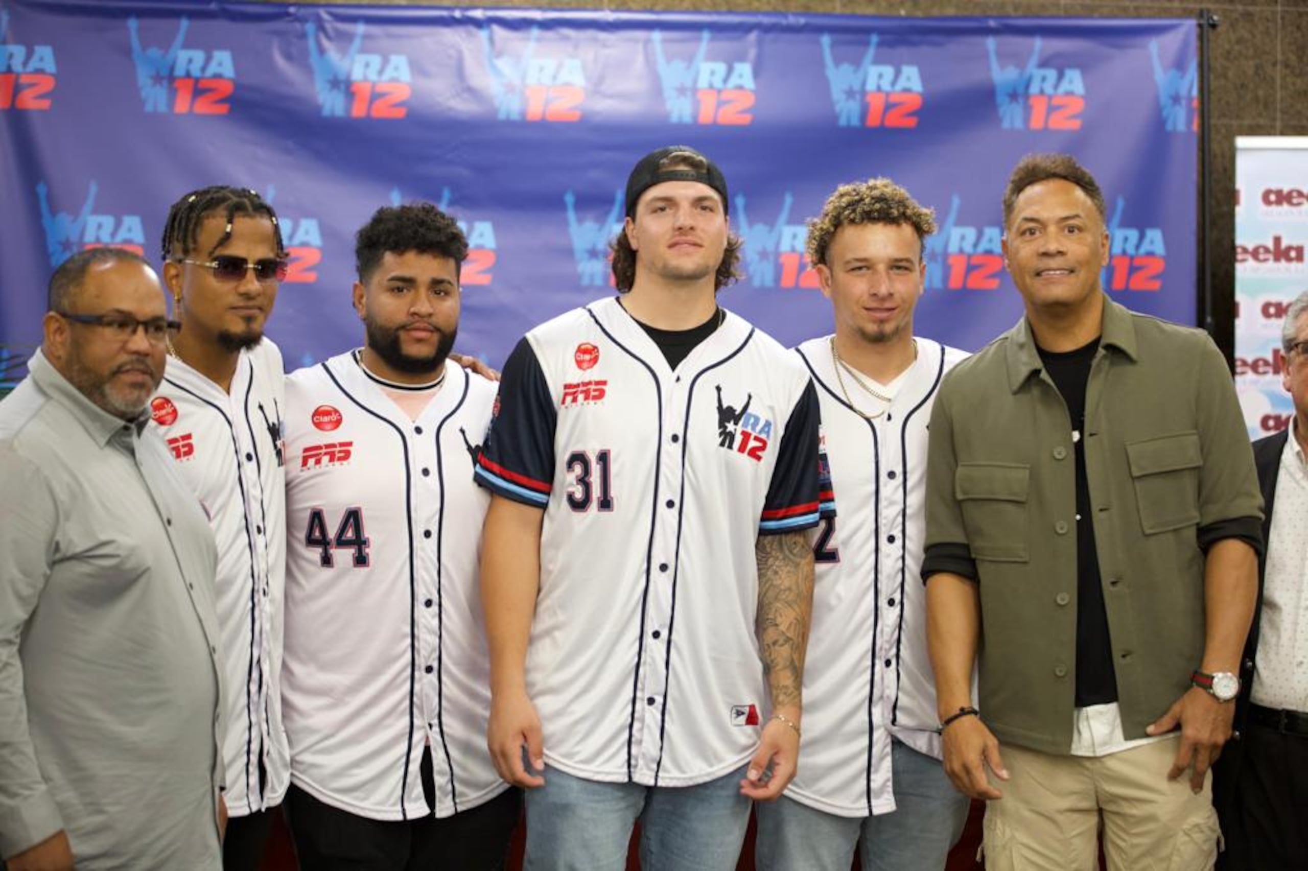 Varios de los integrantes de RA12 acompañaron a Roberto Alomar (derecha) cuando ofreció detalles de la venidera temporada de béisbol profesional.
