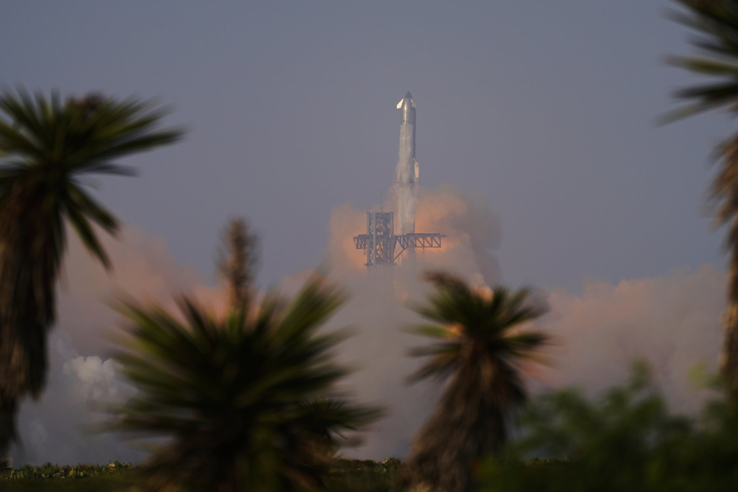 SpaceX confirmó más tarde que la nave experimentó “un rápido desmontaje no programado”.