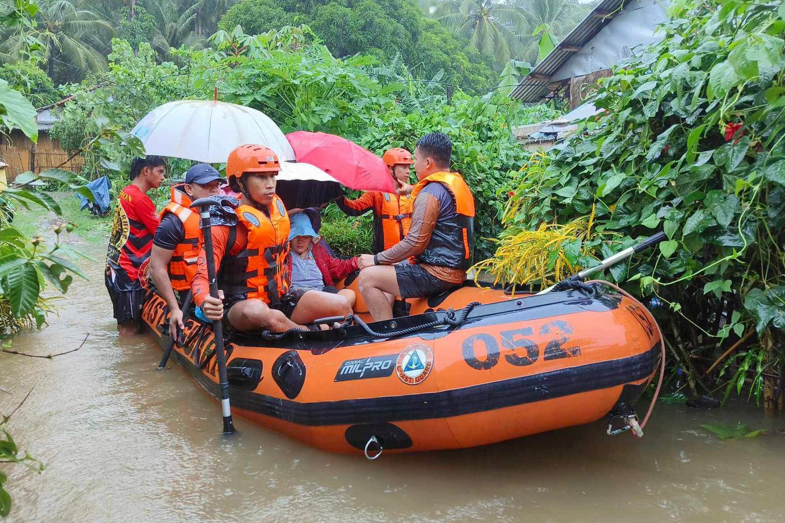 En esta imagen difundida por la Guardia Costera de Filipinas, rescatistas utilizan una balsa para evacuar a residentes hacia zonas más elevadas después de las inundaciones provocadas por una tormenta tropical, el domingo 1 de septiembre de 2024, en Allen, en la provincia de Sámar del Norte, Filipinas. (Guardia Costera de Filipinas vía AP)