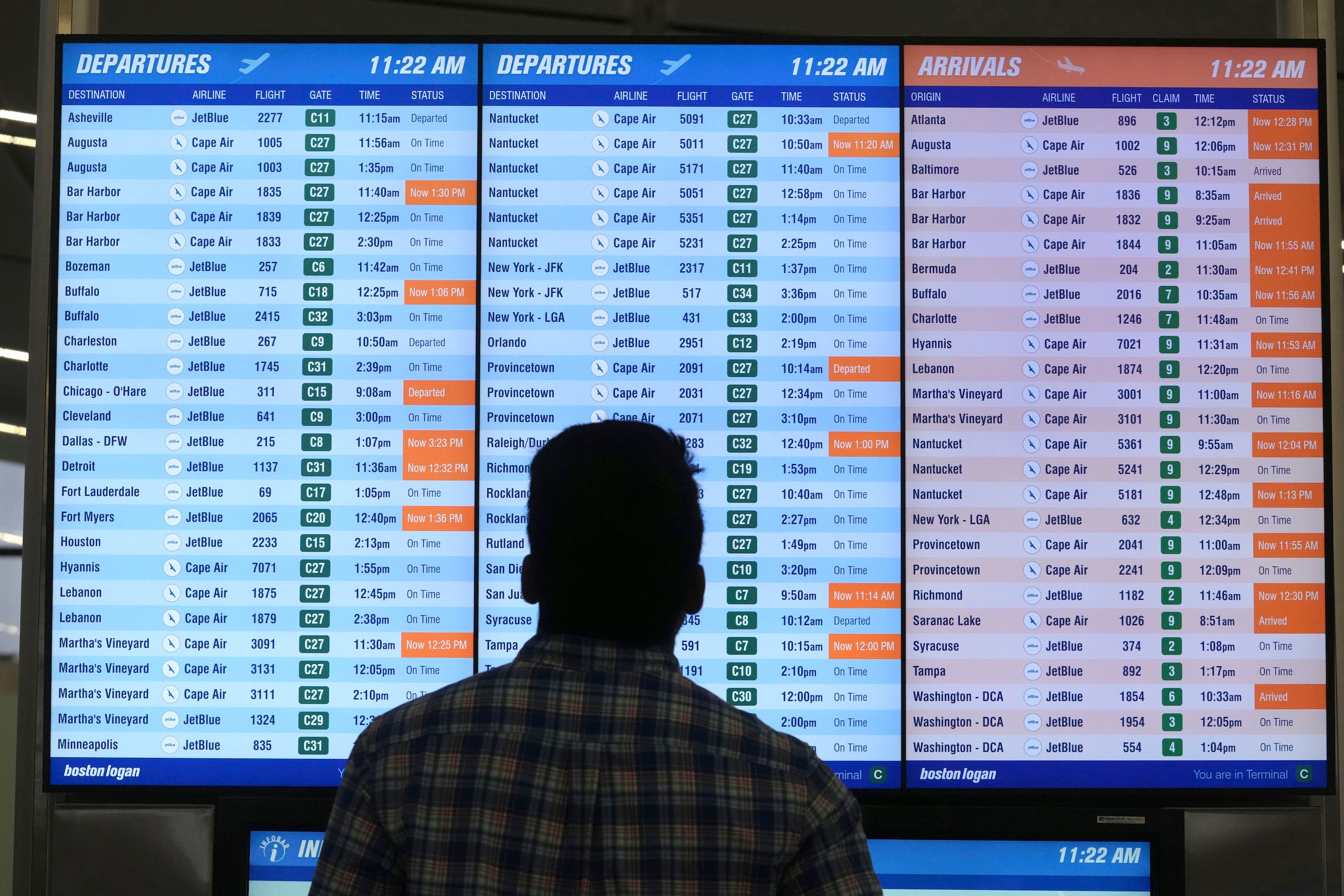 Un hombre observa una pantalla con información de vuelos en el Aeropuerto Internacional Logan, en Boston, el miércoles 28 de junio de 2023. (AP Foto/Steven Senne)