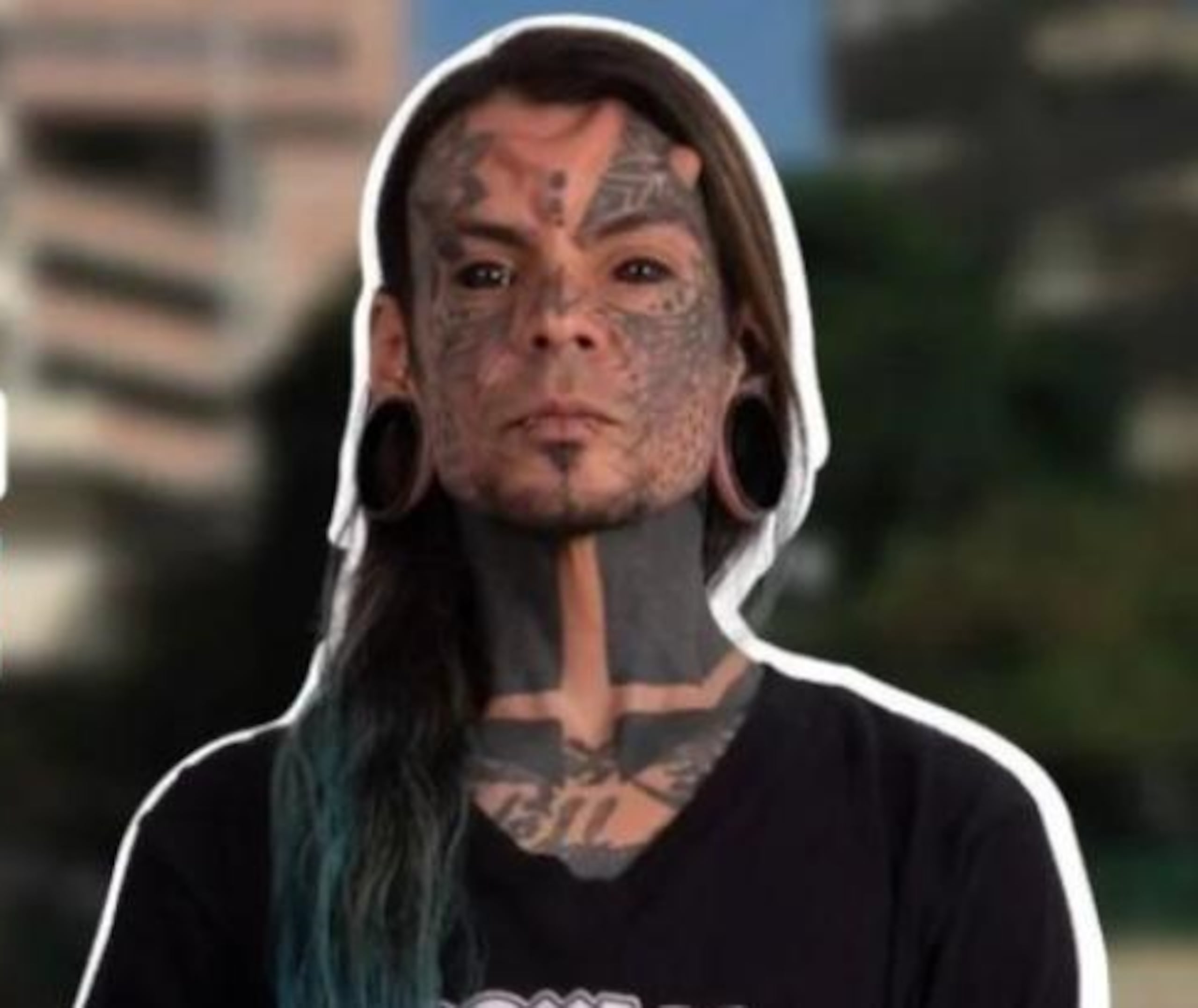 Según su biografía, Carlos es artista de modificación corporal y organizador de la convención de tatuajes de Bogotá. Sin embargo, una de sus pasiones es el servicio social.