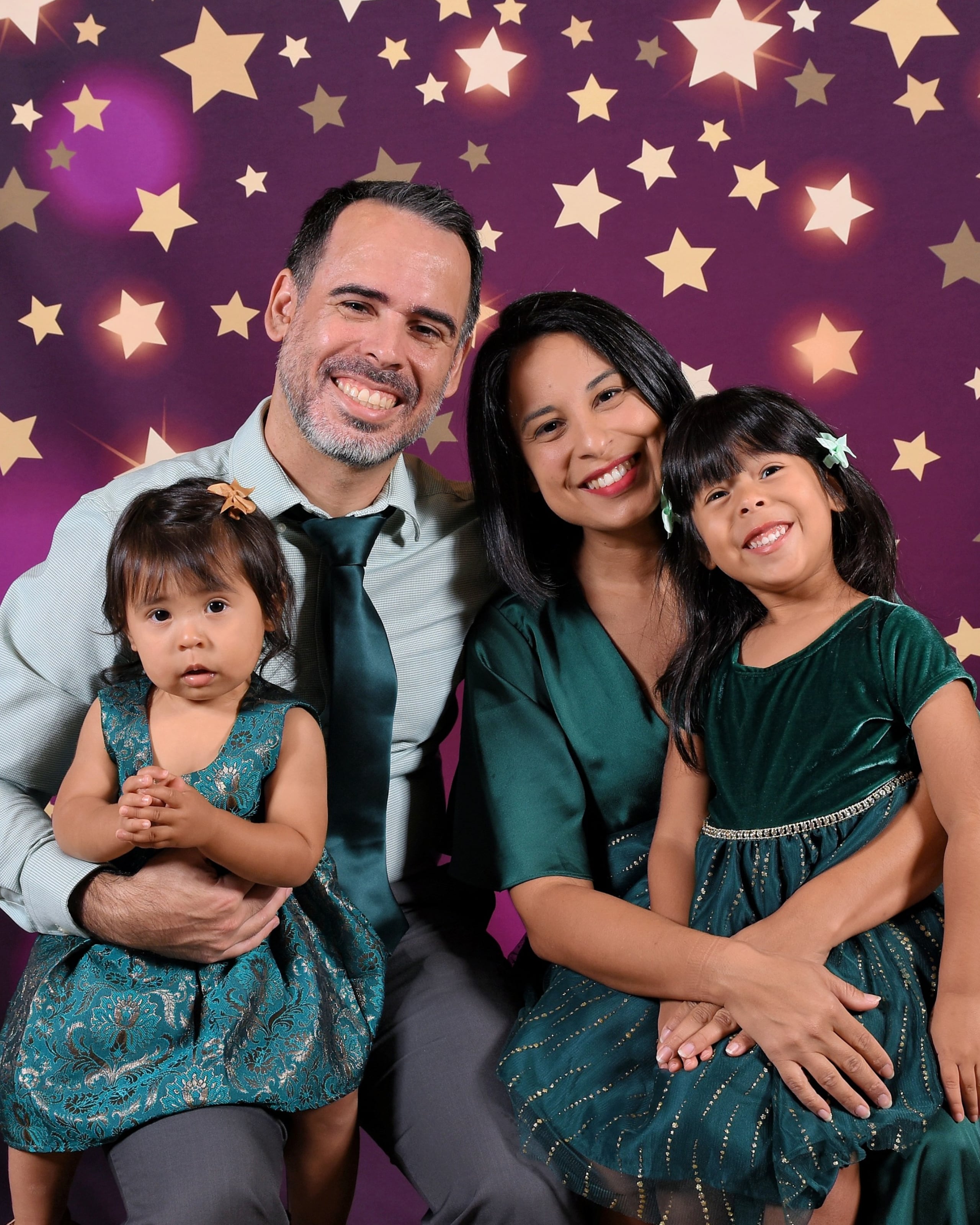 Mariangellys Rodríguez Pantoja, su esposo Fernando Torre González y sus hijas Eliana Enid (derecha) y Camila Mei (izquierda).