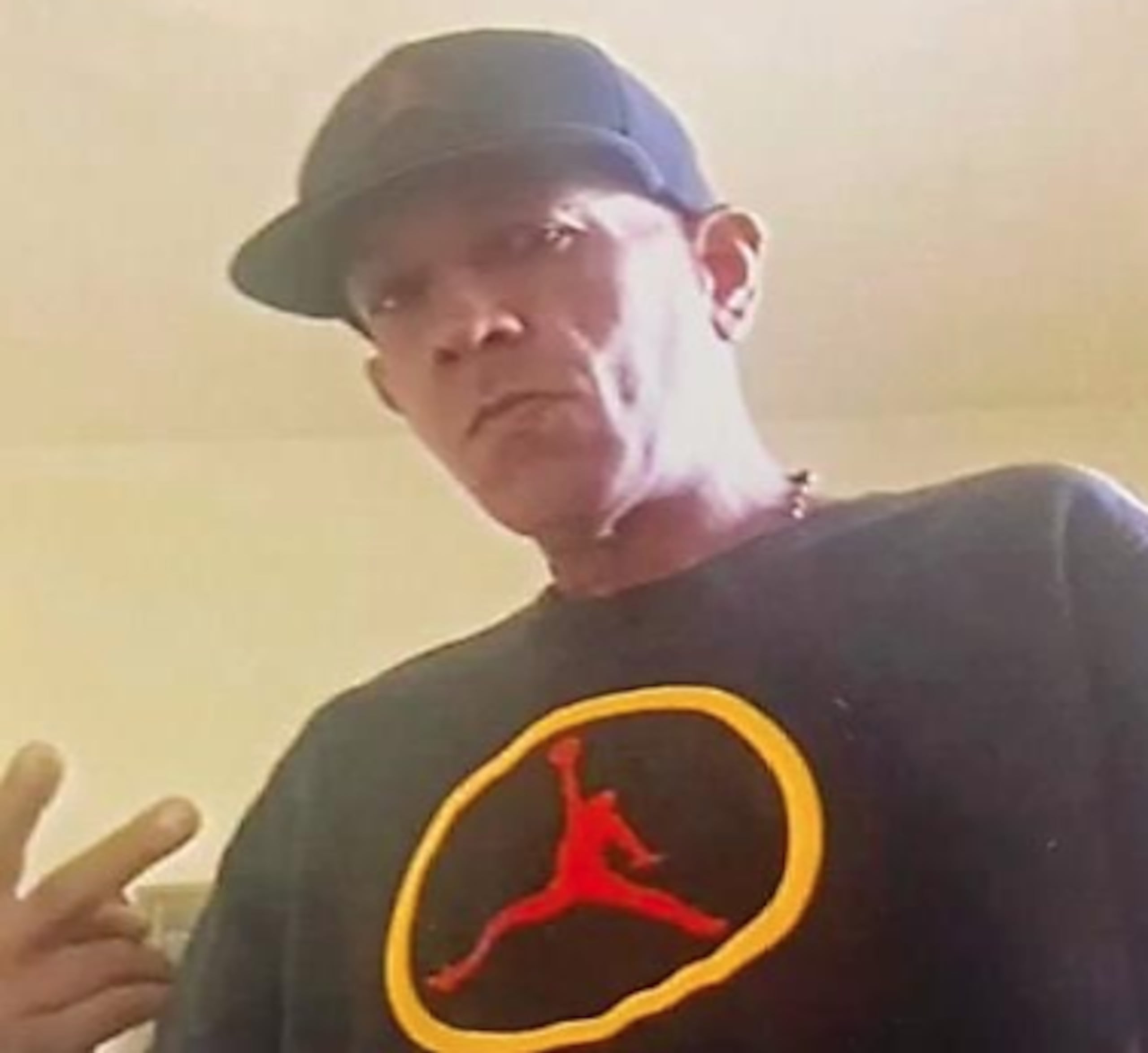 Rosario Rodríguez fue descrito como de te blanca, cinco pies, tres pulgadas de estatura, unas 145 libas de peso, aproximadamente, ojos marrones y cabello marrón.