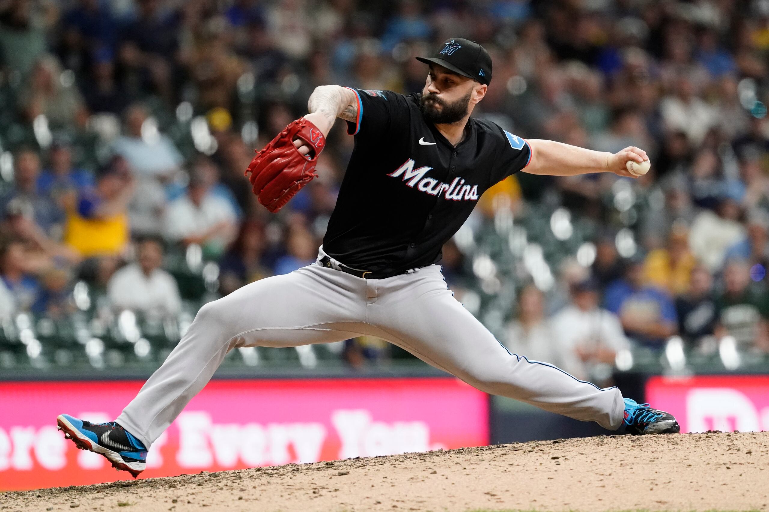 Miami envió en cambio a San Diego al lanzador zurdo Tanner Scott.