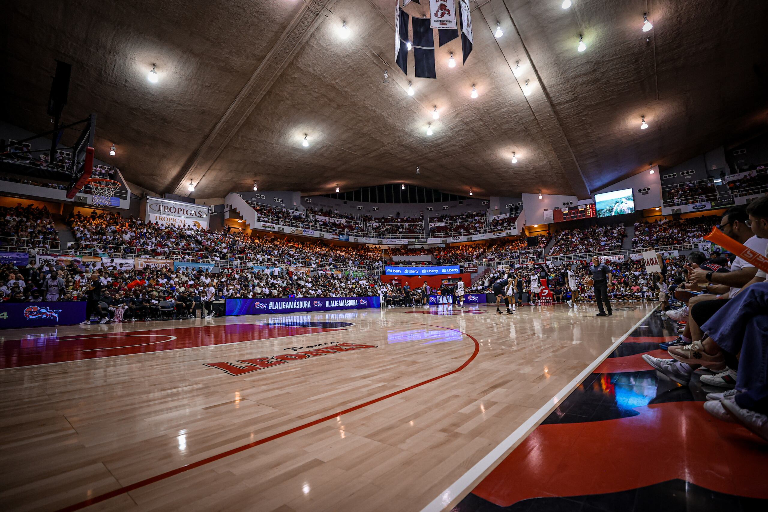 Auditorio Juan "Pachín" Vicens, de Ponce, durante el cuarto juego de la semifinal del BSN.