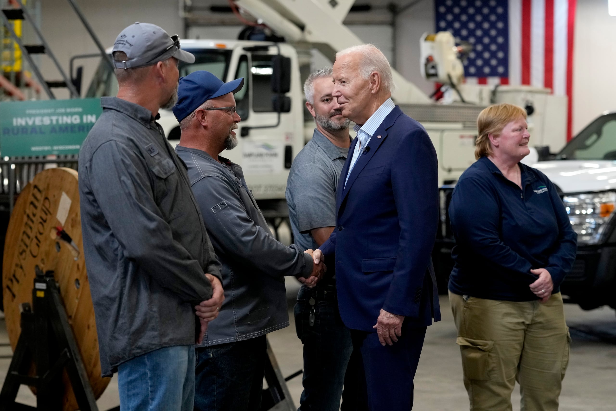 El presidente Joe Biden saluda a trabajadores de Dairyland Power Cooperative y Vernon Electric Cooperative durante una visita a Vernon Electric, el jueves 5 de septiembre de 2024, en Westby, Wisconsin. (AP Foto/Susan Walsh)