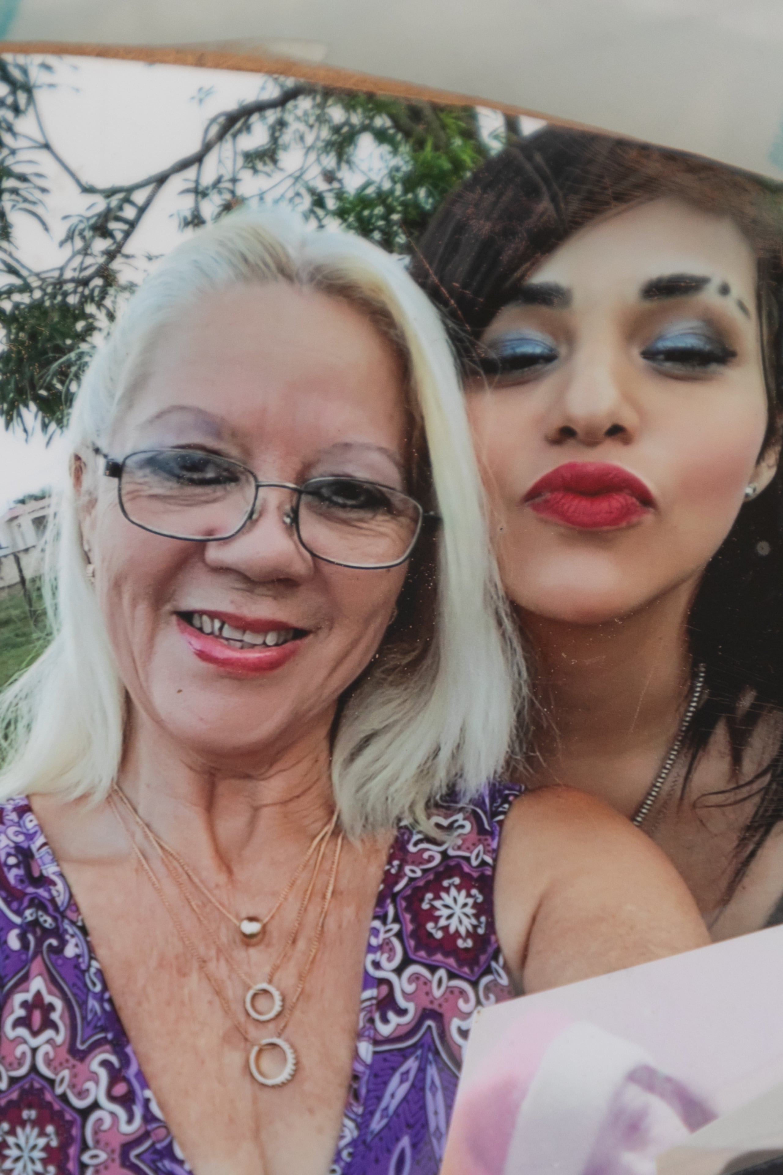 Carmen Nieves junto a su hija, Rebeca Johann Roldán, quien desapareció en circunstancias sospechosas en diciembre del 2018.