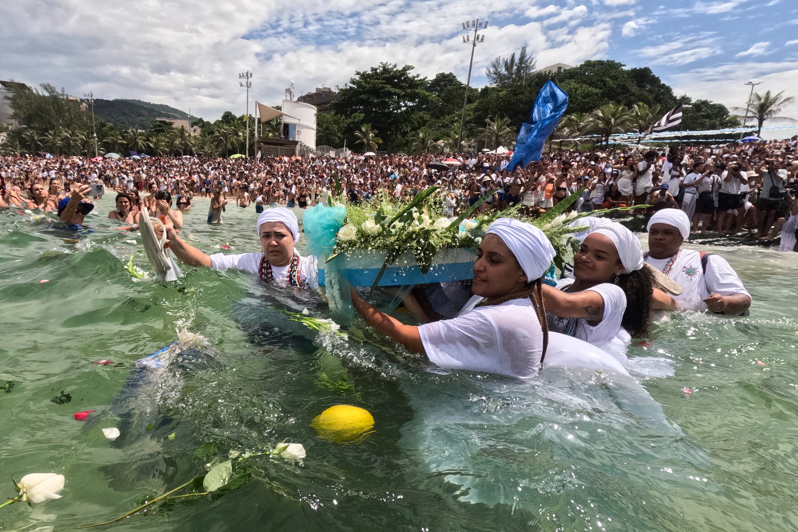Devotos rinden homenaje a Yemanjá, diosa del mar afrobrasileña ...