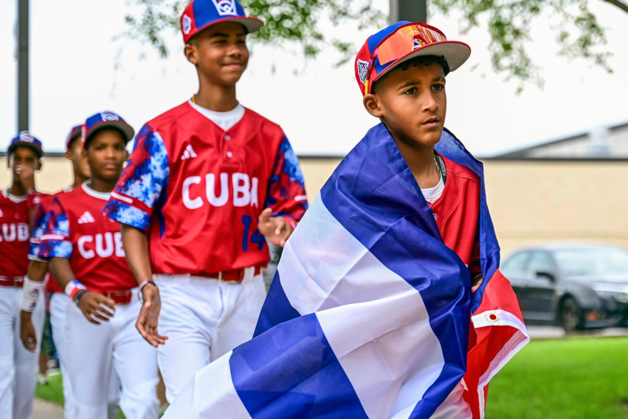 Alfredo Despaigne lidera la llegada del equipo de Cuba al Penn College para un día de campo, en Williamsport, Pennsylvania.