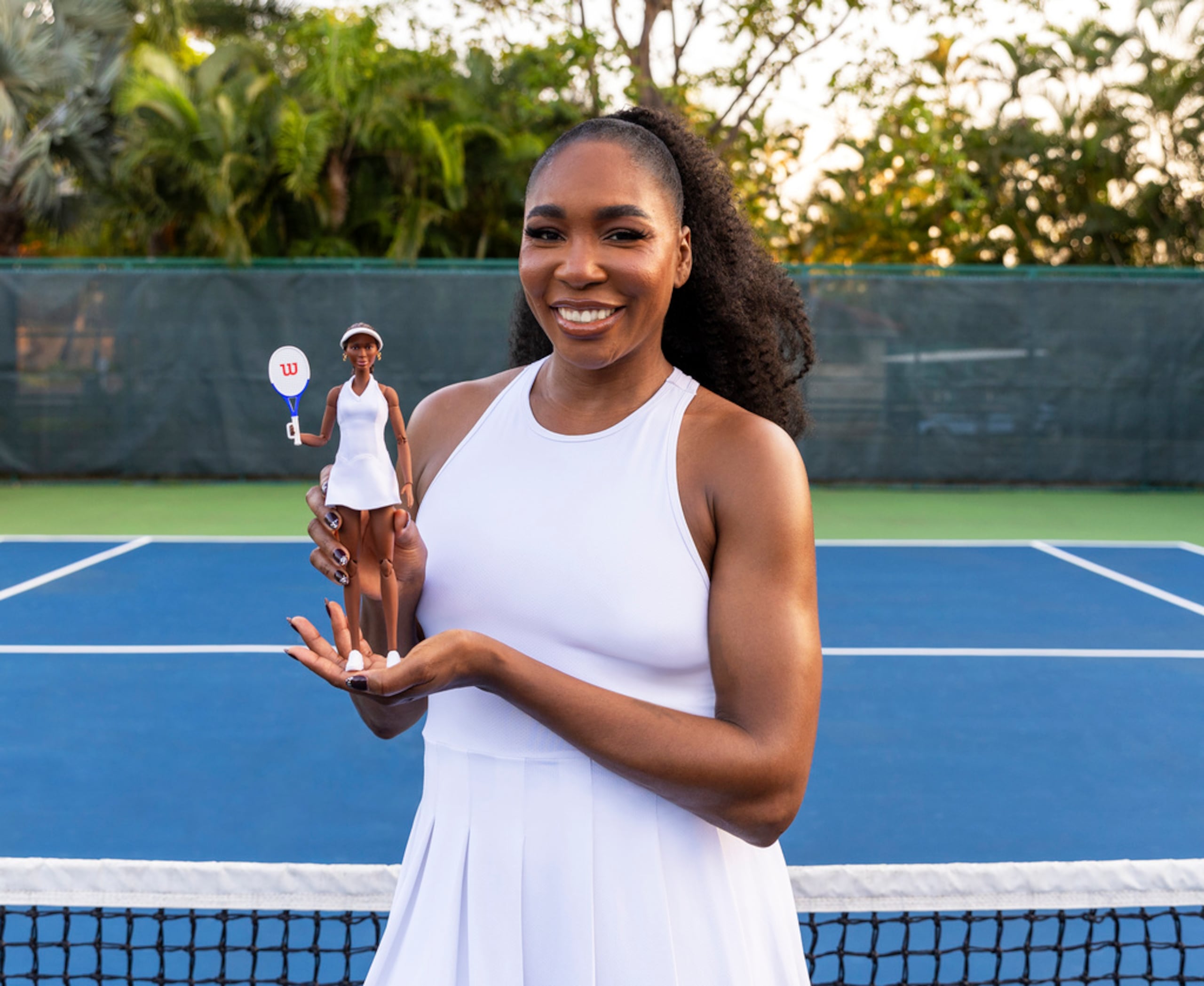 Venus Williams muestra su muñeca de Barbie.