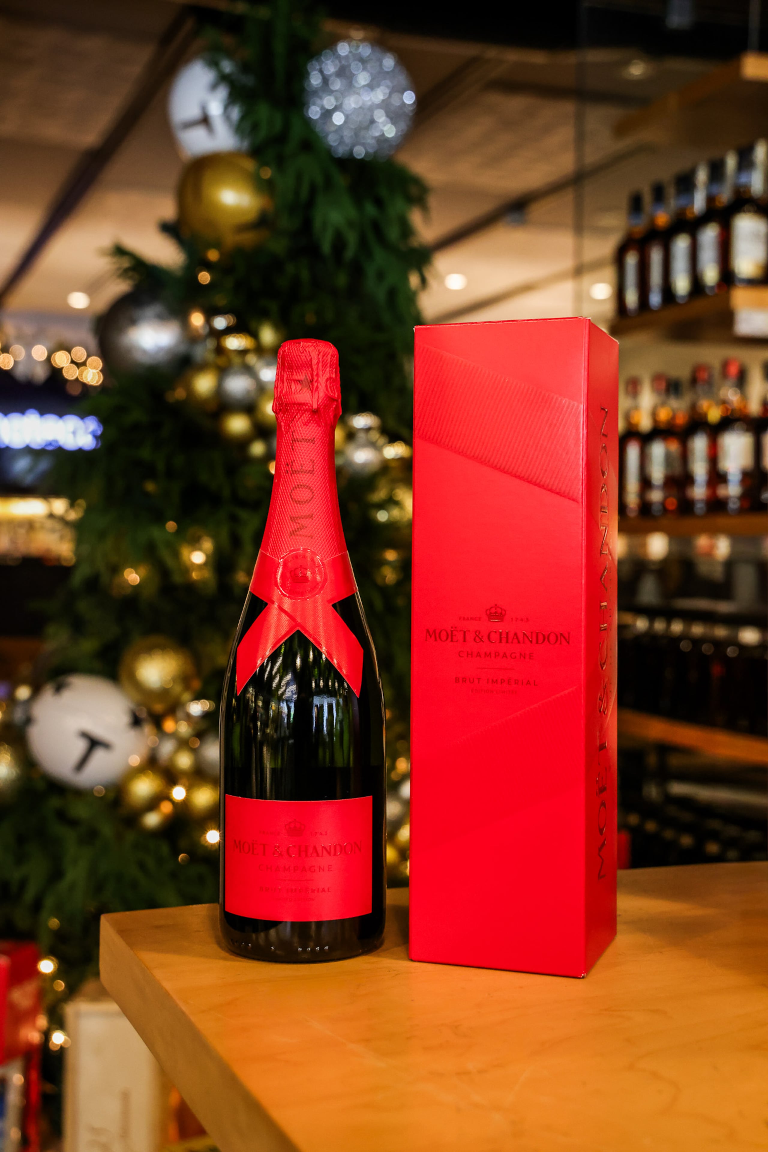 El espíritu de celebración llega con la edición navideña de Moët & Chandon.