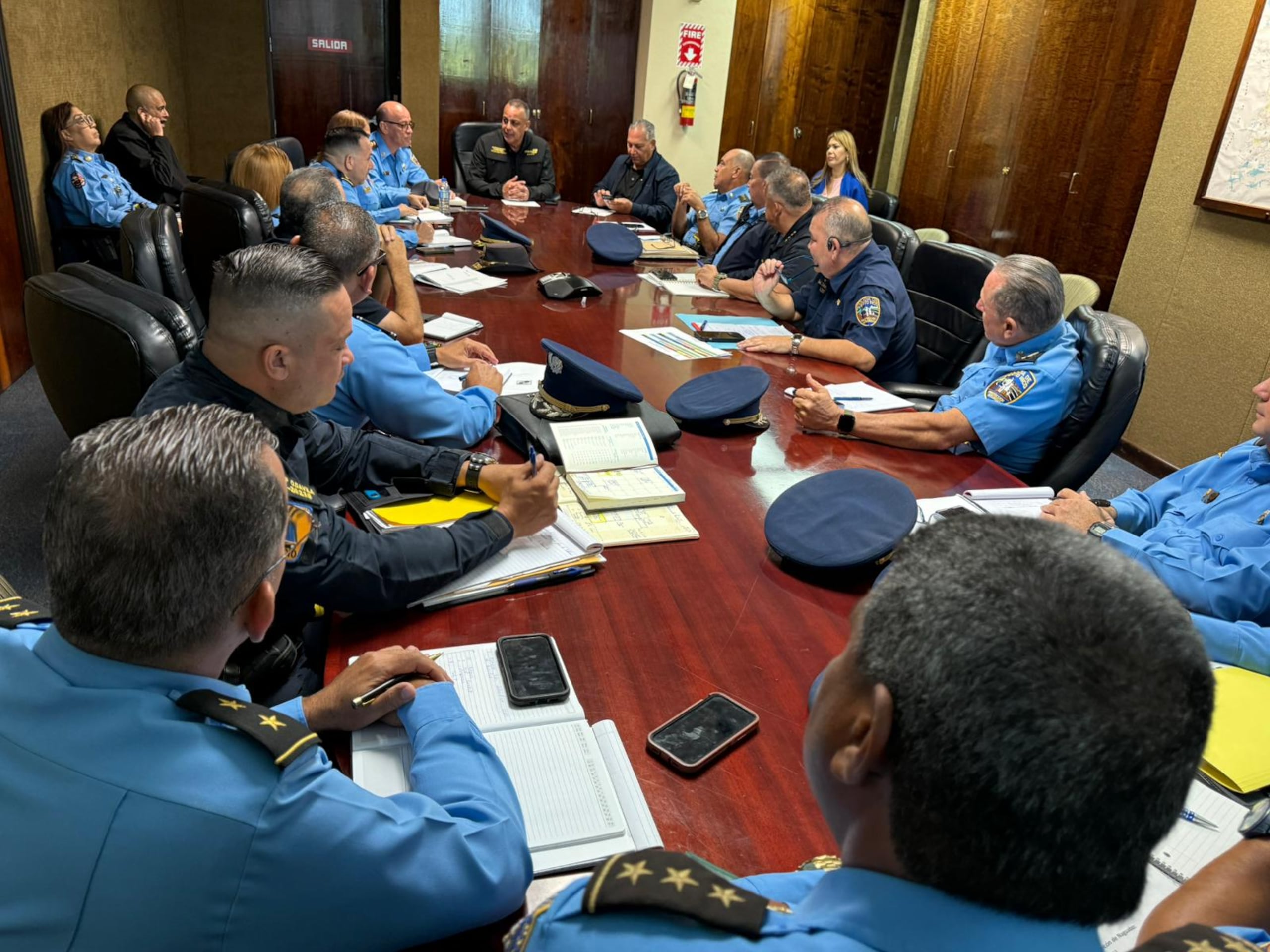 El comisionado de la Policía, Antonio López Figueroa, durante reunión con la alta oficialidad para discutir planes para controlar la incidencia criminal.