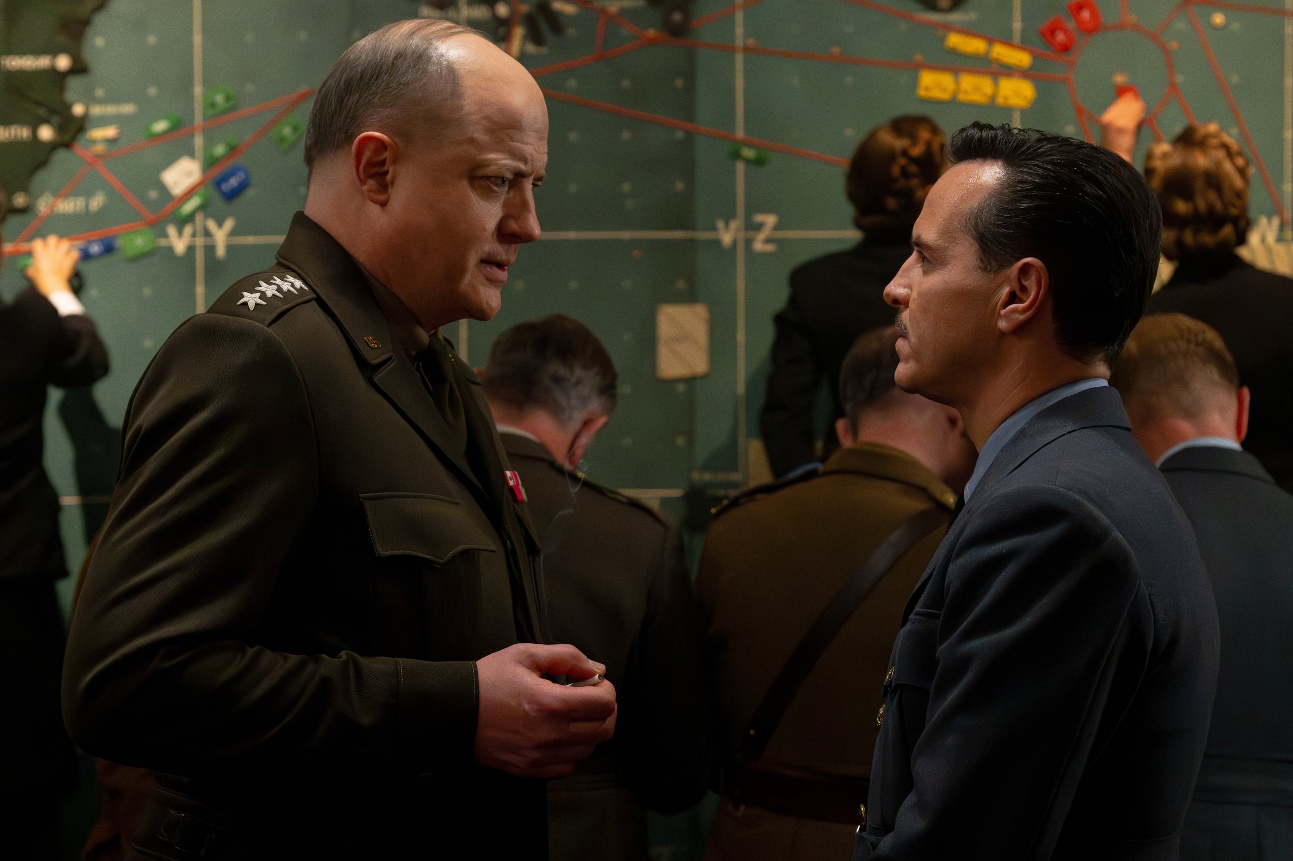 Brendan Fraser, izquierda, encarna al general Eisenhower y Andrew Scott protagoniza como James Stagg.