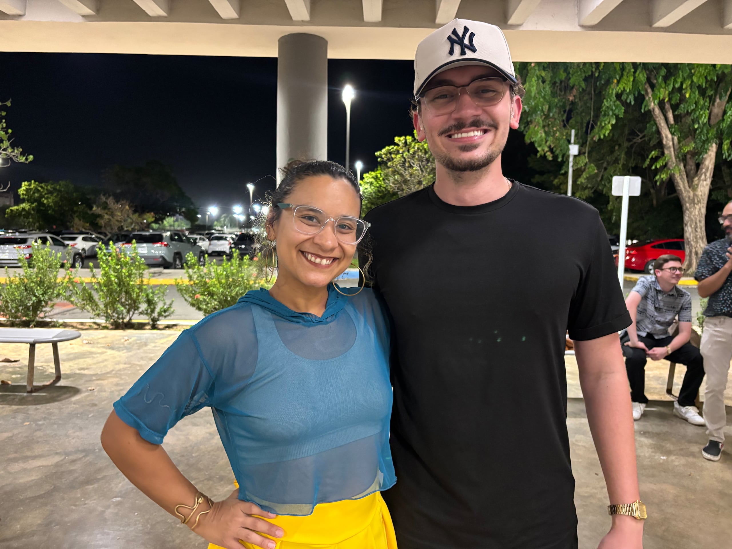 Gabriel Cuadrado, de 22 años y graduado en Artes Gráficas, es uno de los sordos que se inscribió en las clases de baile. A su lado, otra participante, Zoé Marie Rodríguez, que es sorda profunda.