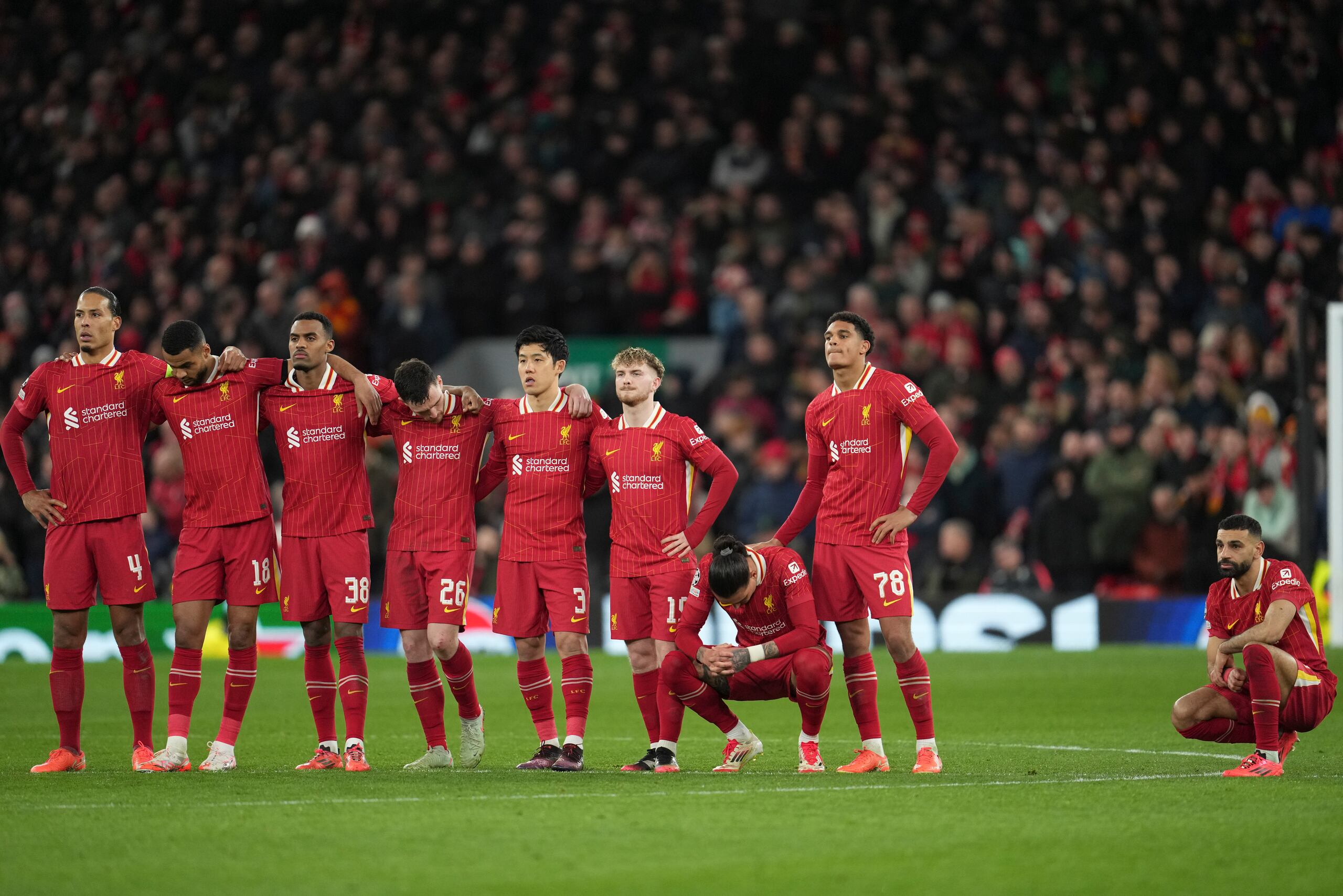 Jugadores del Liverpool parados entristecidos durante la tanda de penales en los octavos de final de la Liga de Campeones ante el Paris Saint-Germain.