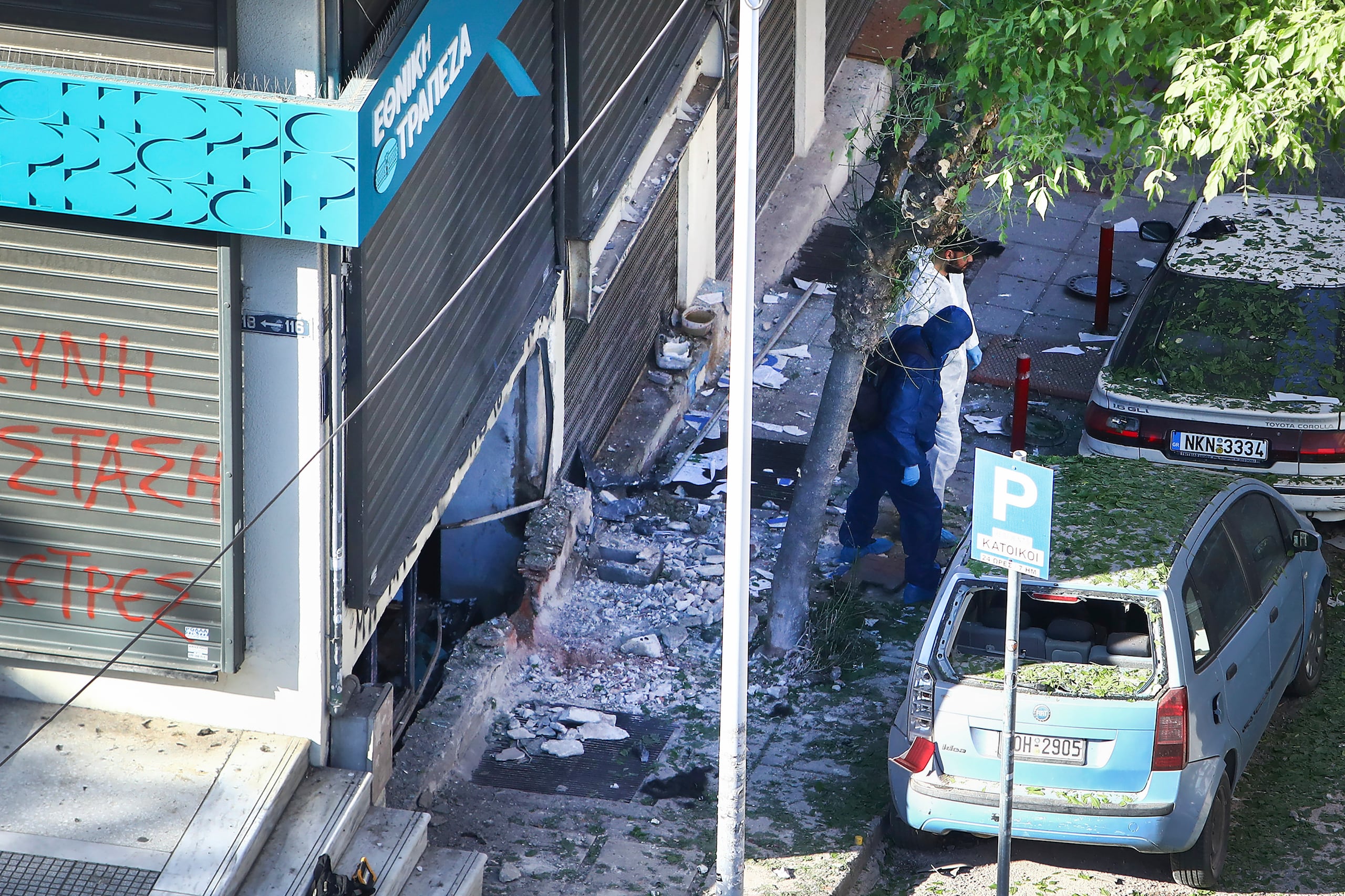 Varios escaparates y vehículos resultaron dañados por la explosión.
