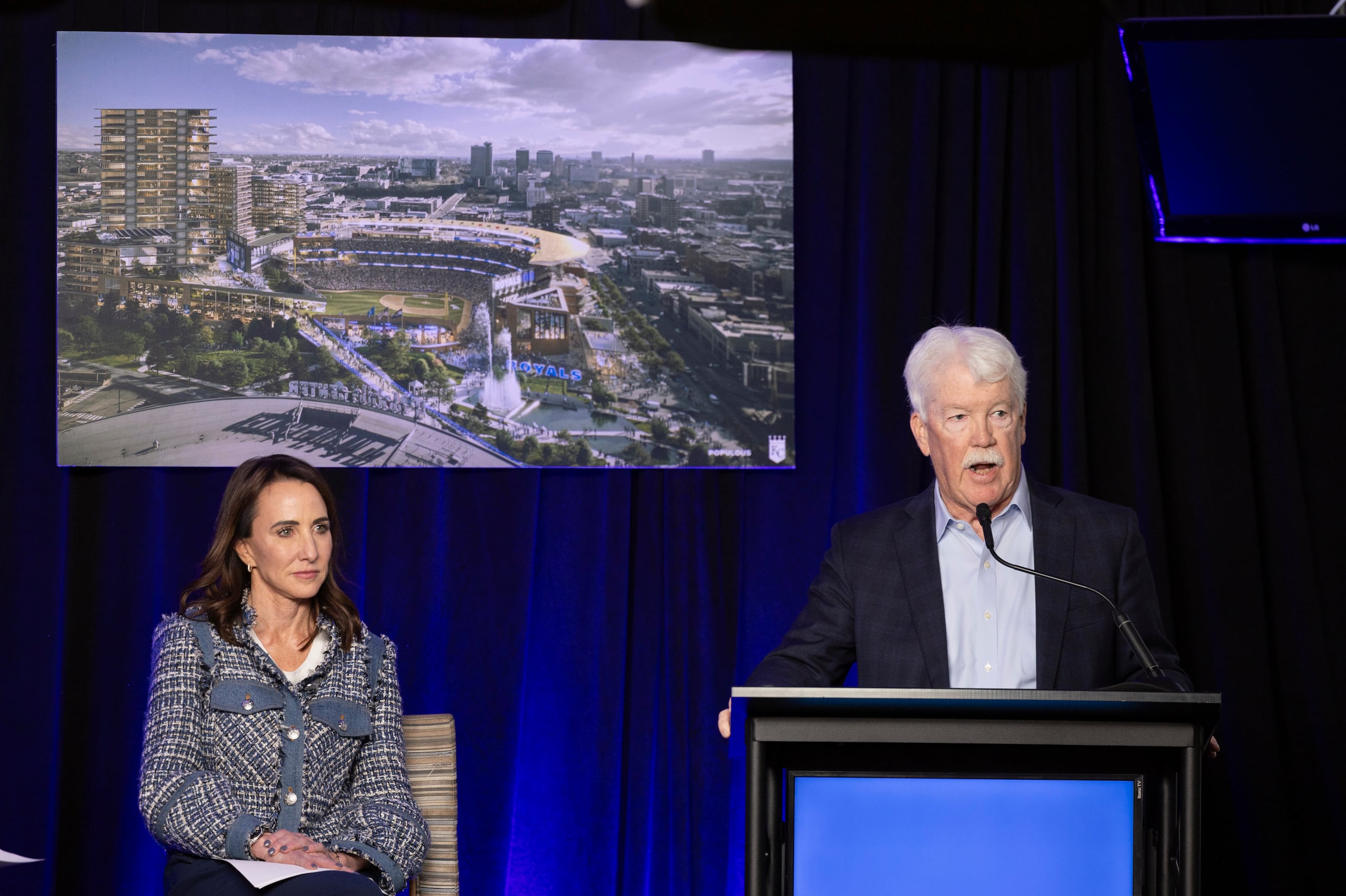 El presidente y director ejecutivo de los Royals de Kansas City, John Sherman, durante una conferencia de prensa en el Estadio Kauffman en febrero pasado en el que presentó el plan para un nuevo estadio para el equipo.