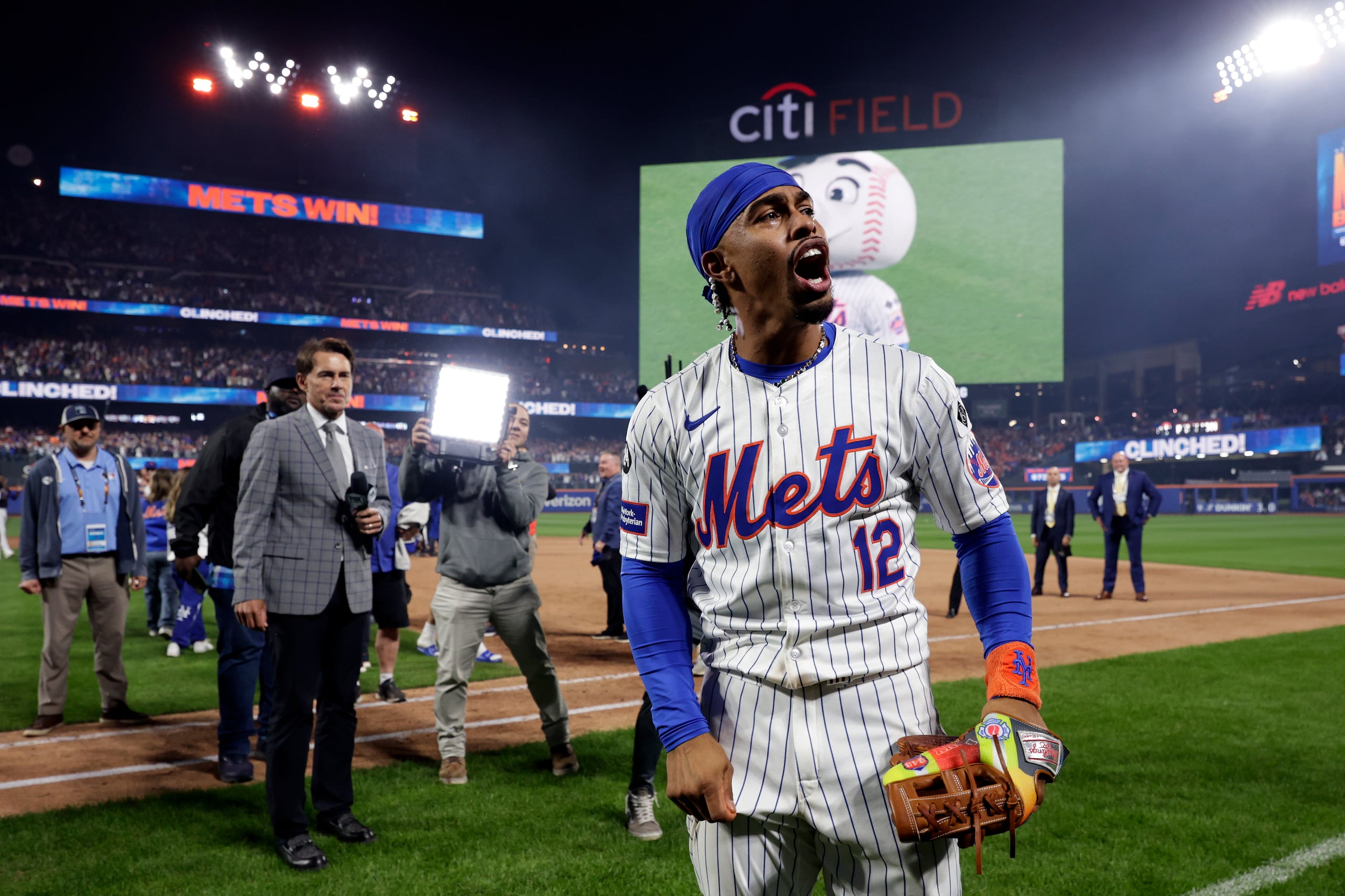El campocorto puertorriqueño Francisco Lindor celebra el pase de los Mets de Nueva York a la Serie de Campeonato de la Liga Nacional.