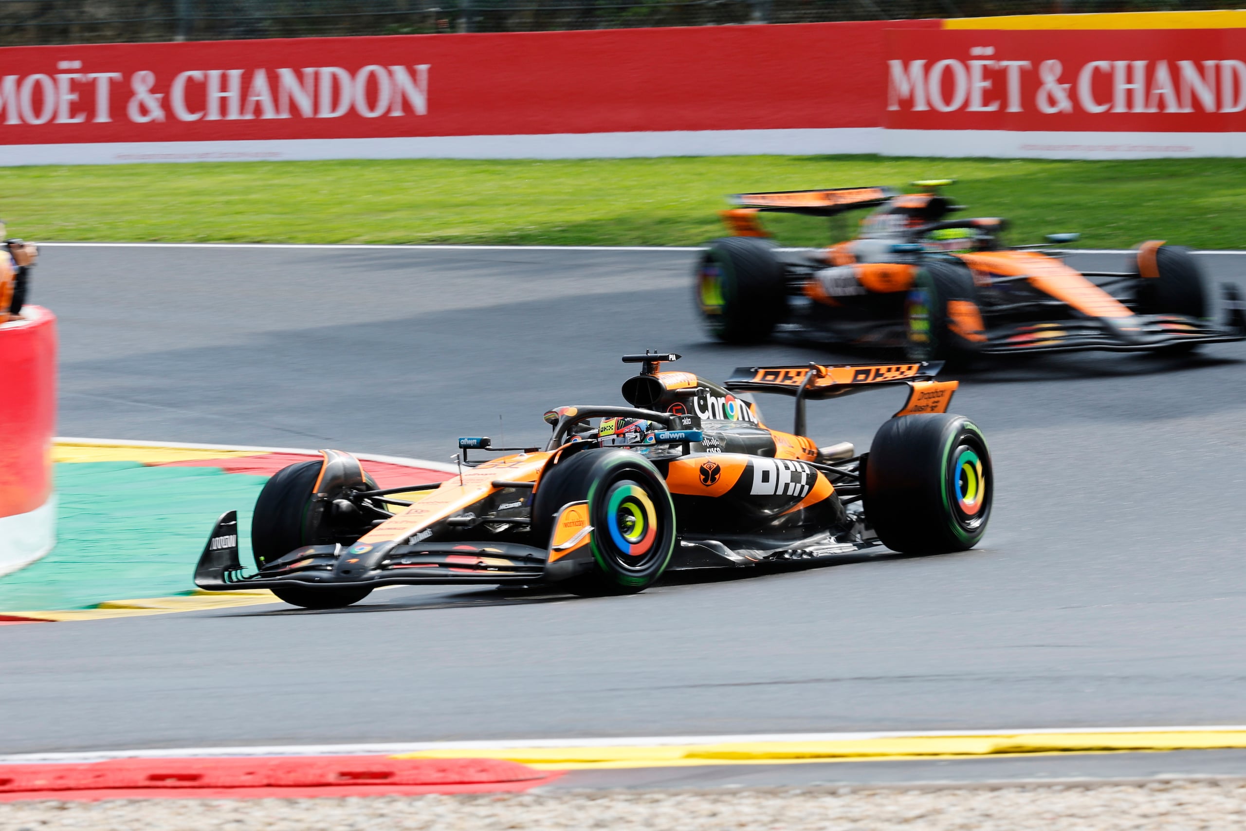 El piloto de McLaren, Oscar Piastri, de Australia, a la izquierda, conduce su coche por delante del piloto de McLaren, Lando Norris, de Gran Bretaña, durante el Gran Premio de Fórmula 1 en el circuito de Spa-Francorchamps en Spa, Bélgica, el domingo 27 de julio de 2025. (AP Photo/Geert Vanden Wijngaert)