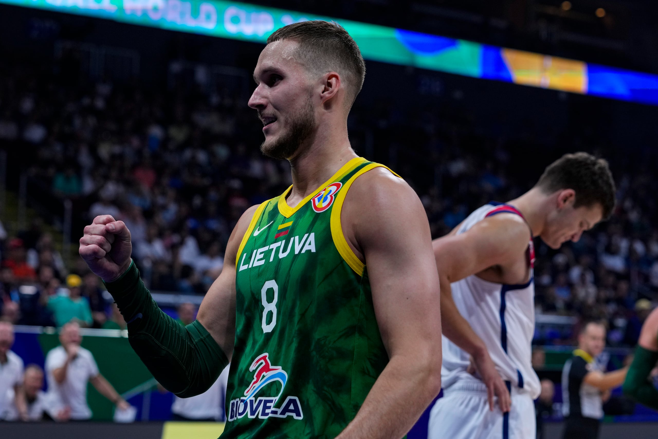 Tadas Sedekerskis, de Lituania, celebra en la victoria 110-104 sobre Estados Unidos. Ambos equipos tenían ponchado el pase a los cuartos de final previo al partido.