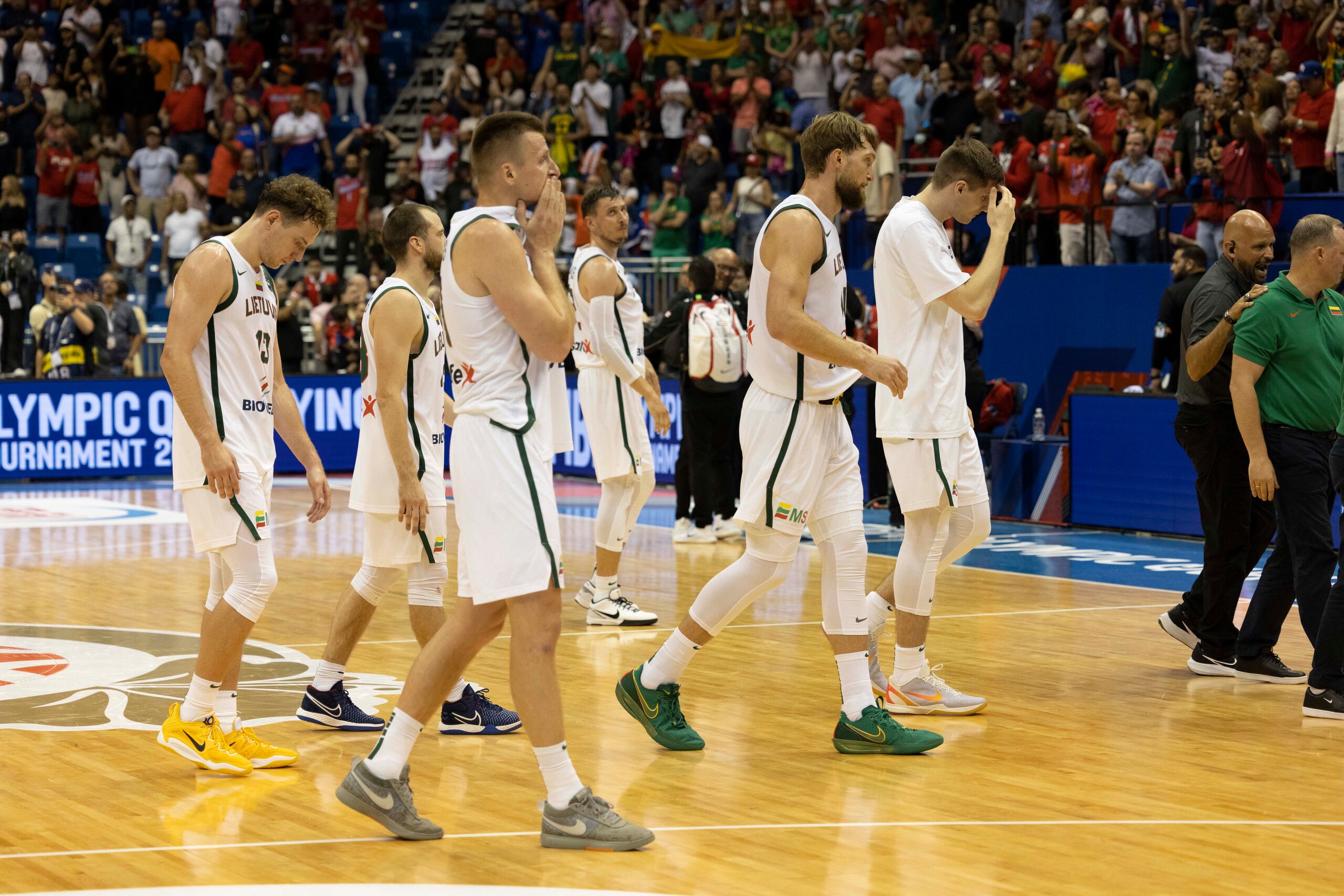 Los jugadores de Lituania salen de la cancha tras fallar en ponchar el boleto, en su primer histórico revés ante Puerto Rico.