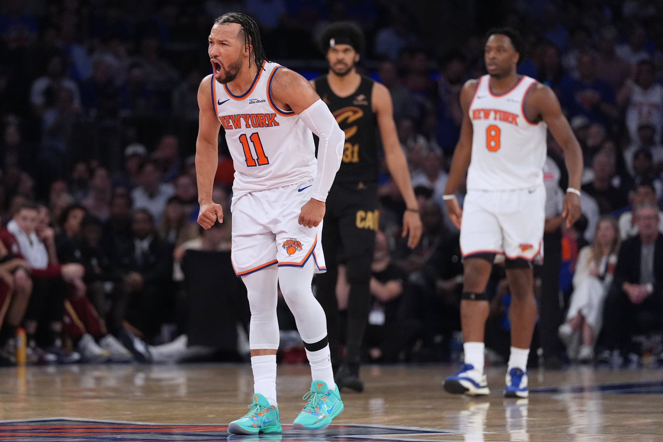 Jalen Brunson, de los Knicks de Nueva York, celebra tras anotar un canasto ante los Cavaliers de Cleveland en el primer juego de la final de la Conferencia del Este.