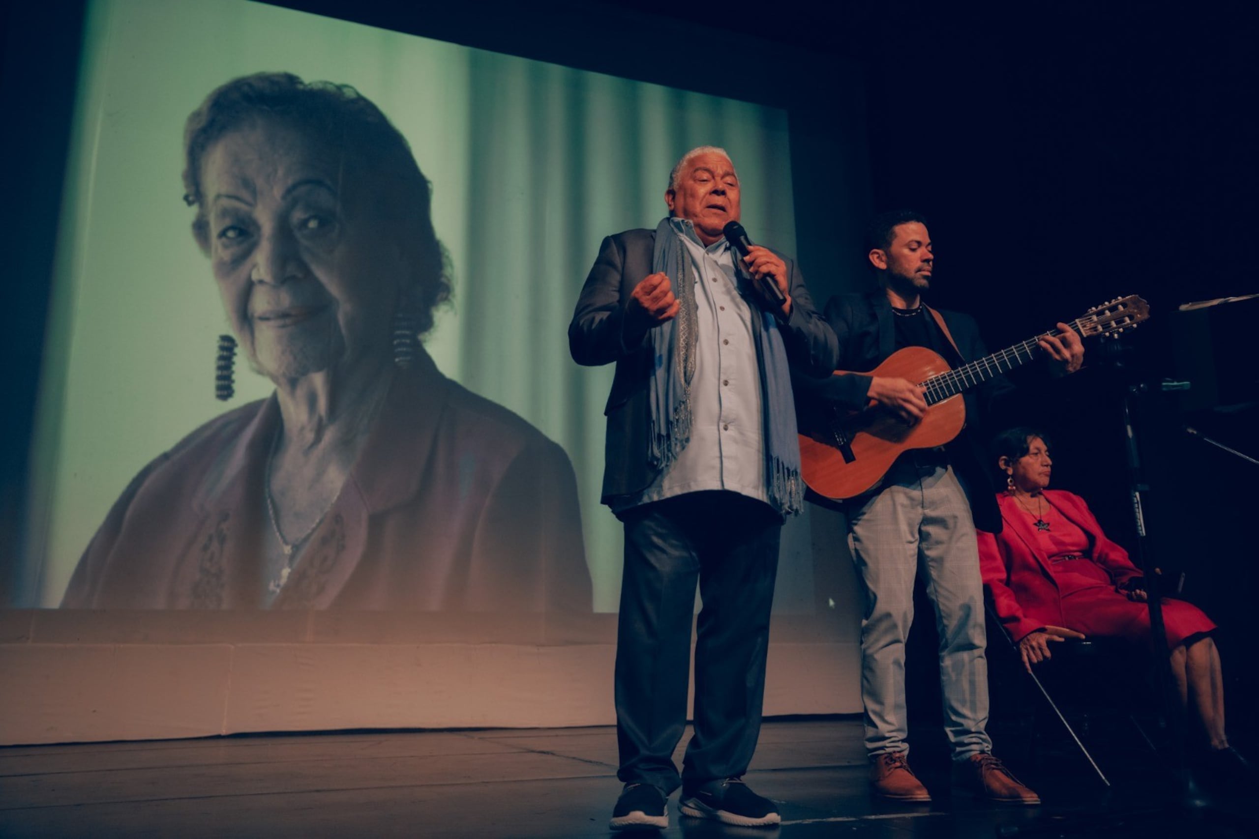 El cantante complació a la audiencia con una selección de temas de la música popular.