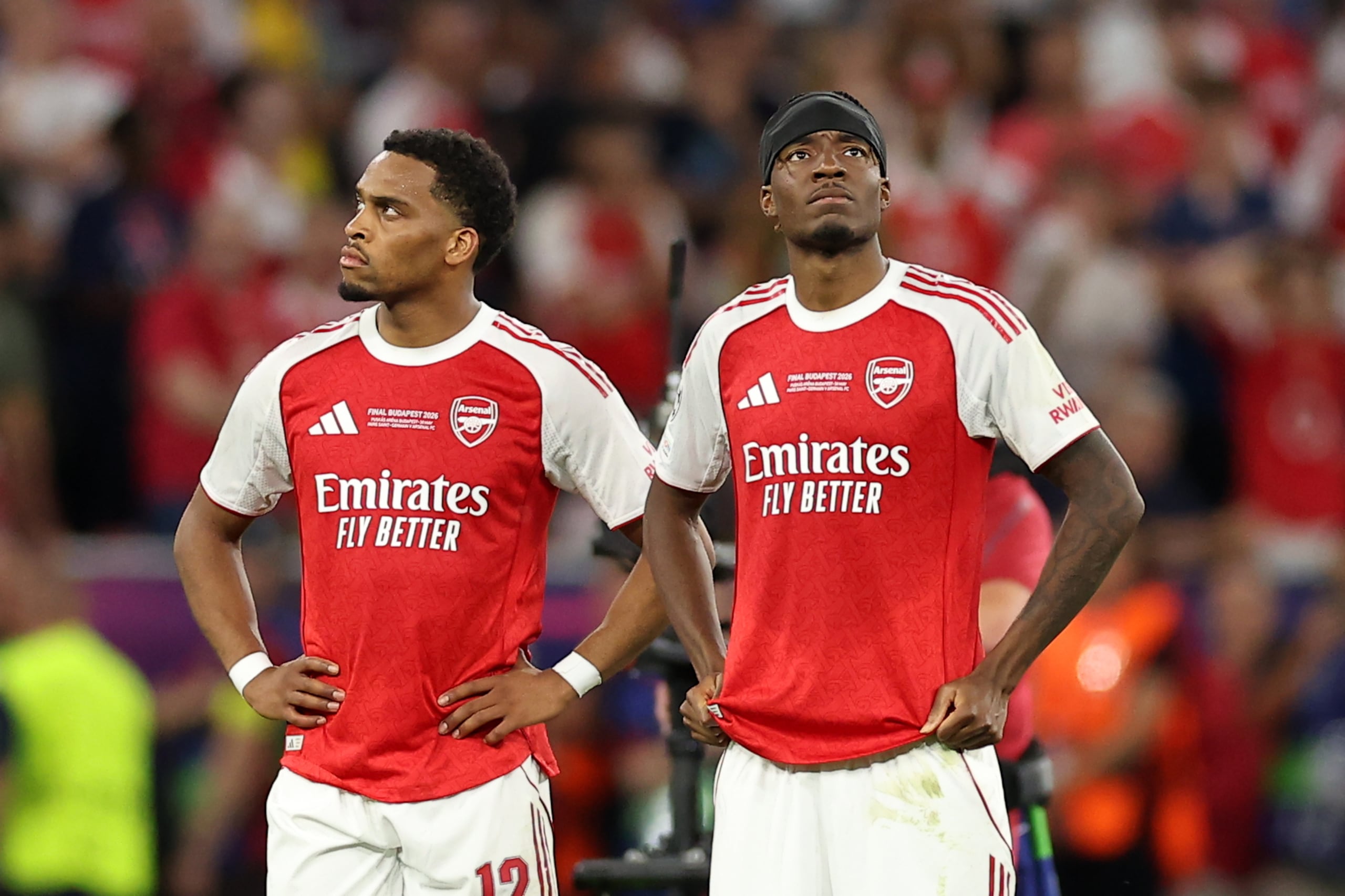 El jugador del Arsenal Jurrien Timber junto a su compañero Noni Madueke.