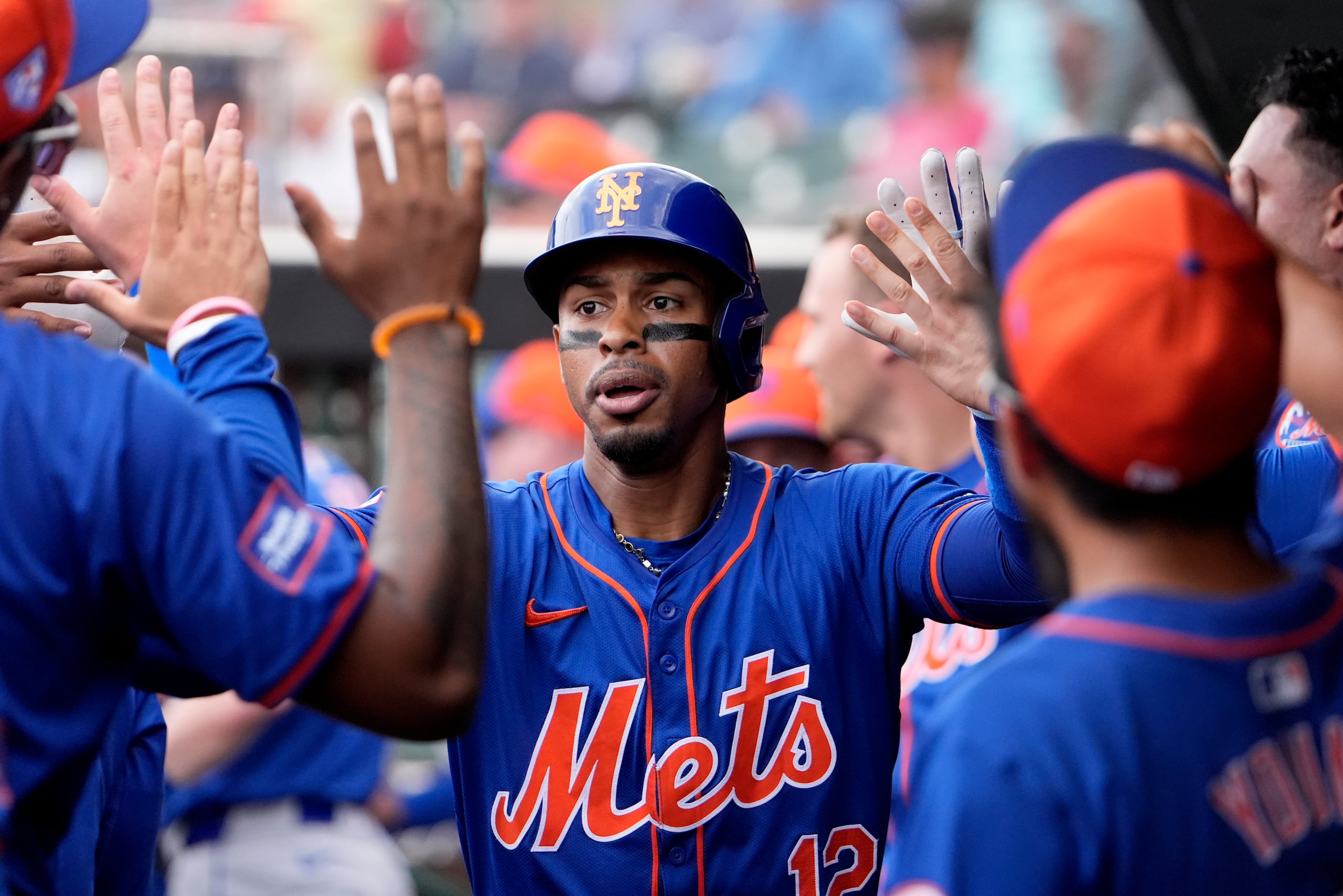 Francisco Lindor celebra en el dugout de los Mets de Nueva York tras anotar una carrera en los entrenamientos de primavera.