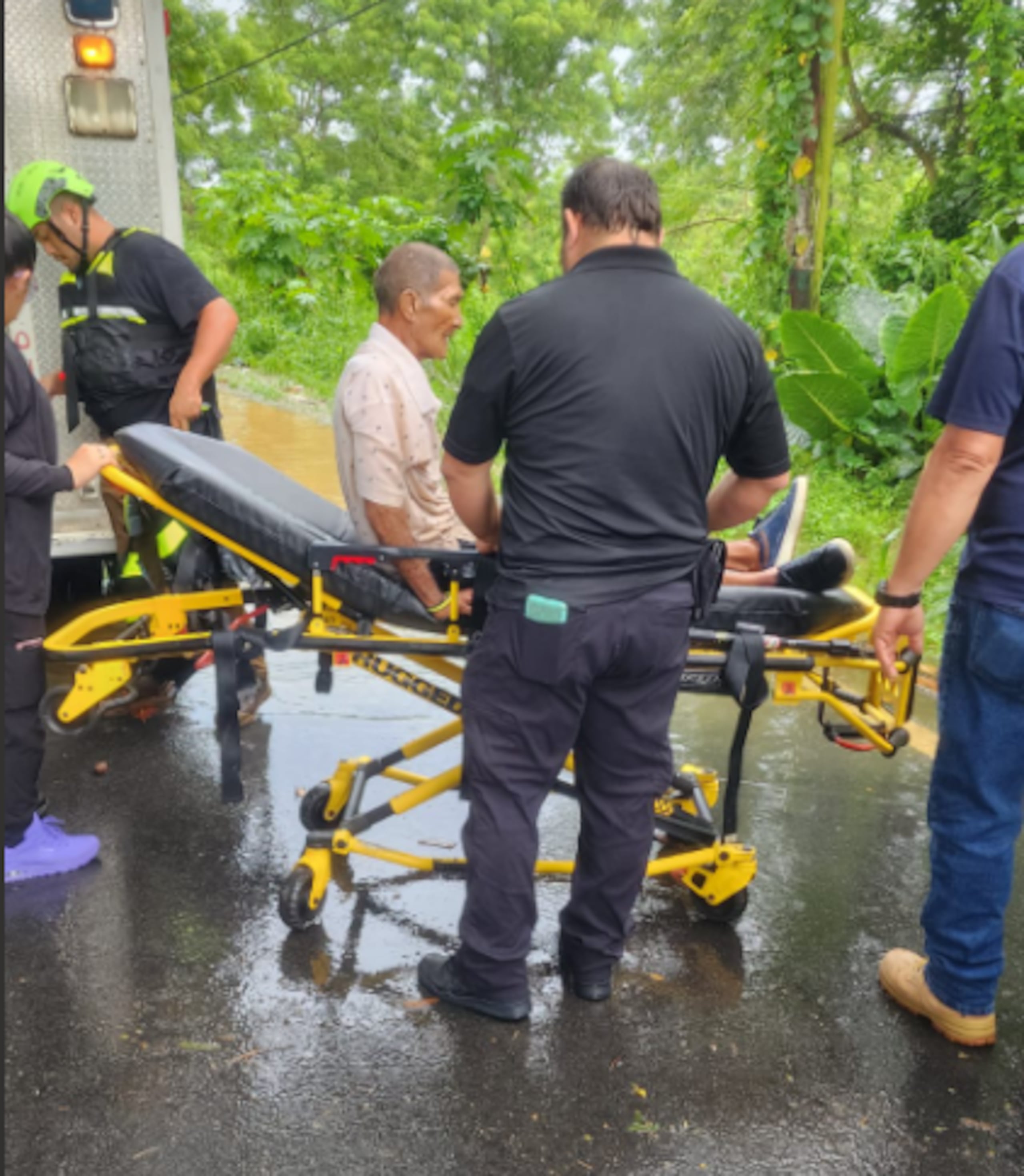 Hombre de 82 años que fue arrastrado por golpe de agua en Vega Alta (Suministrada)