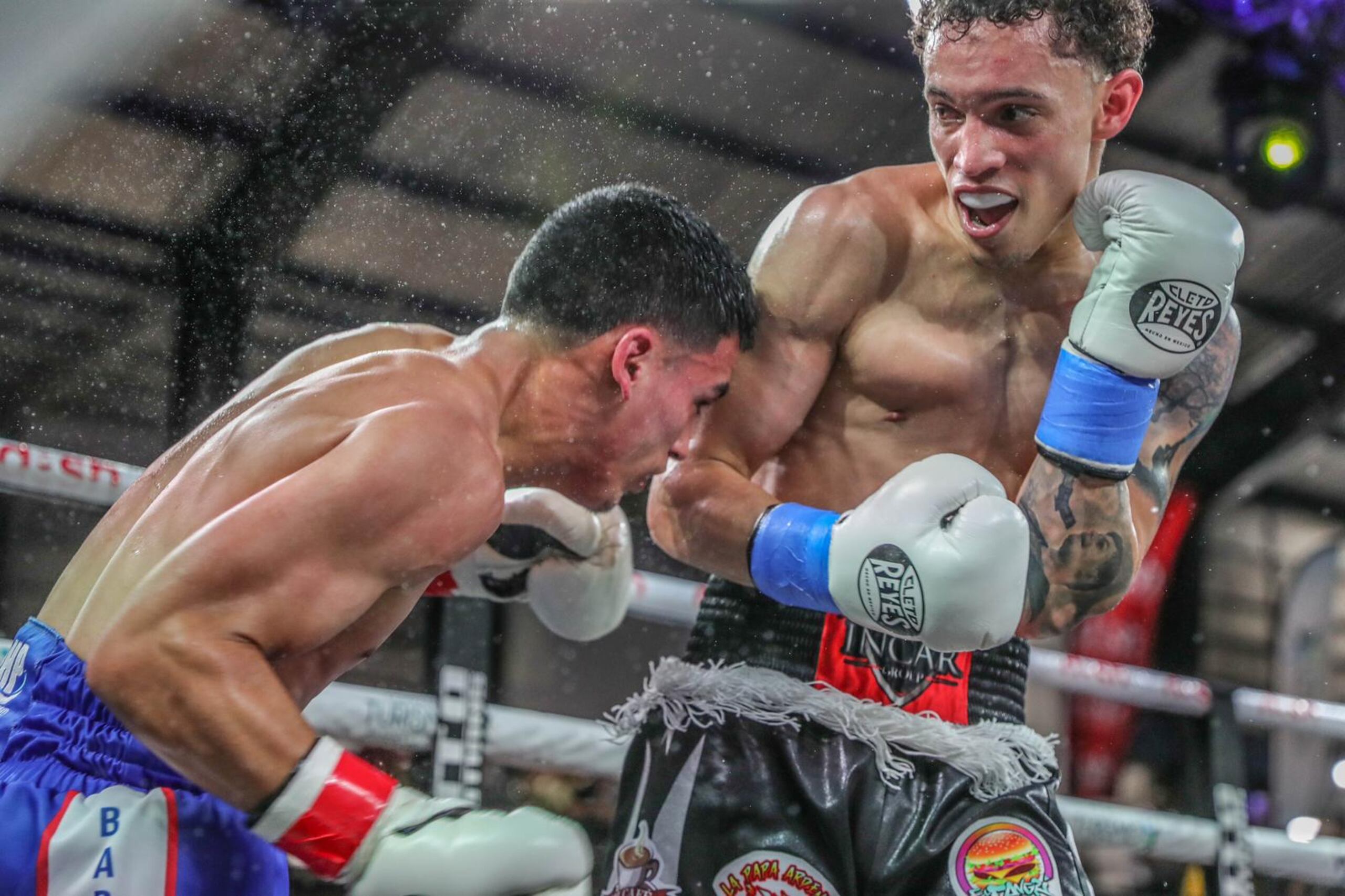 Harold Laguna (izquierda) y Yariel Santiago ofrecieron una de las mejores peleas de la velada en la cancha Pepín Cestero.