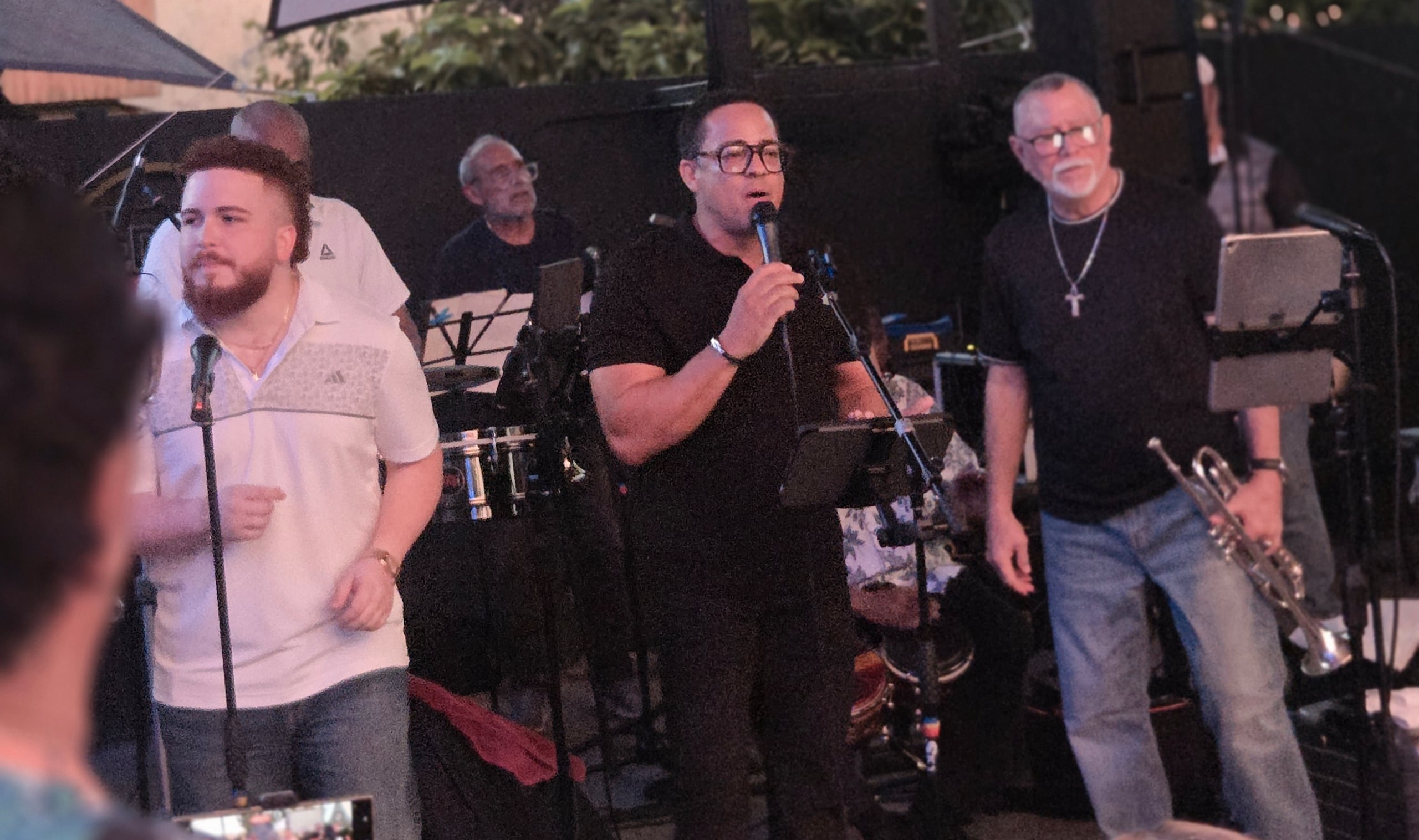 Homenaje al cantante Toñito Ledée.
