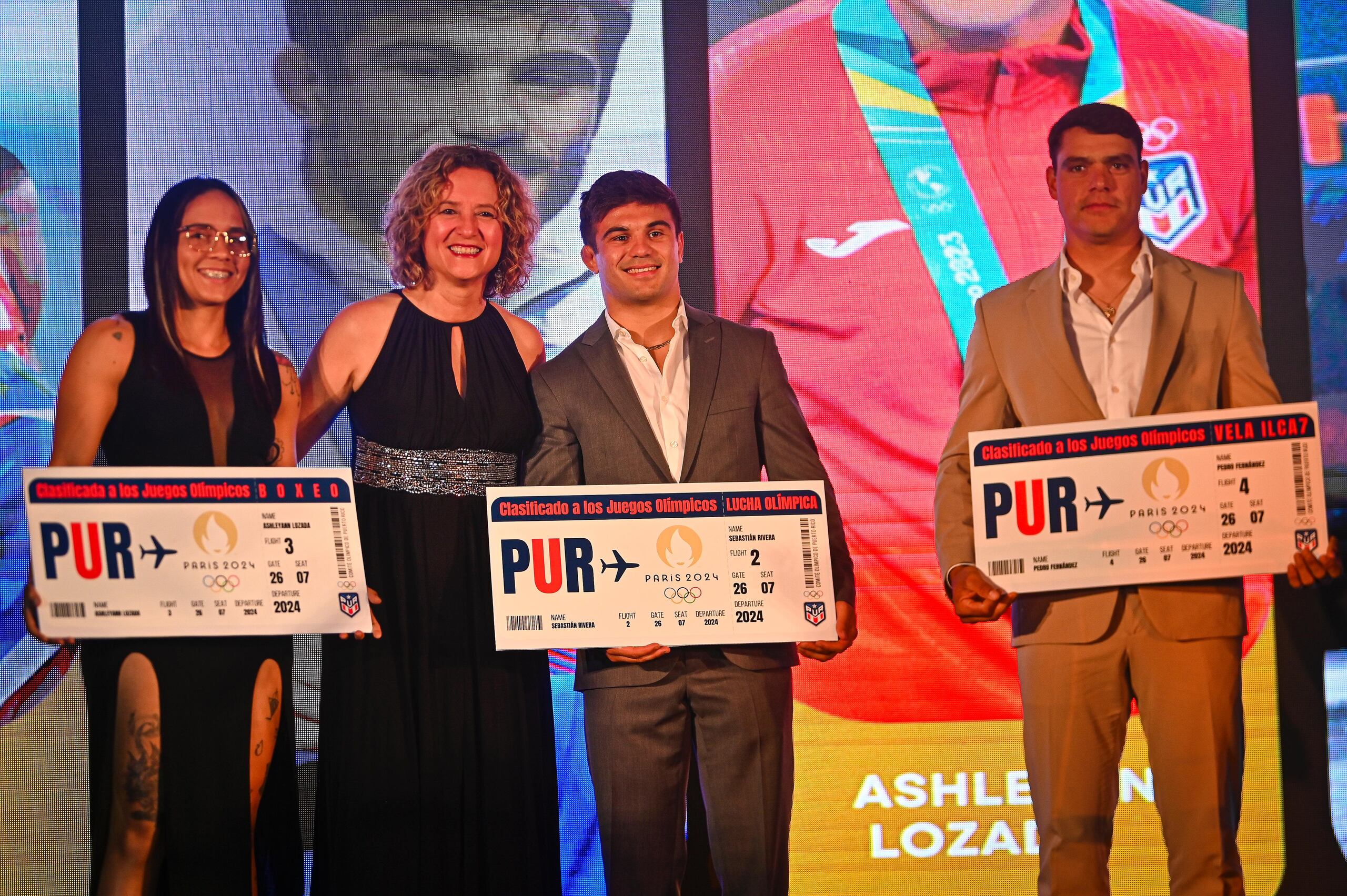 Sebastian Rivera - al centro junto a la presidenta del Copur, Sara Rosario, y los atletas clasificados a París 2024, Ashleyann Lozada y Pedro Fernández, llegó al primer lugar del ranking mundial la pasada semana con un quinto lugar en Croacia.