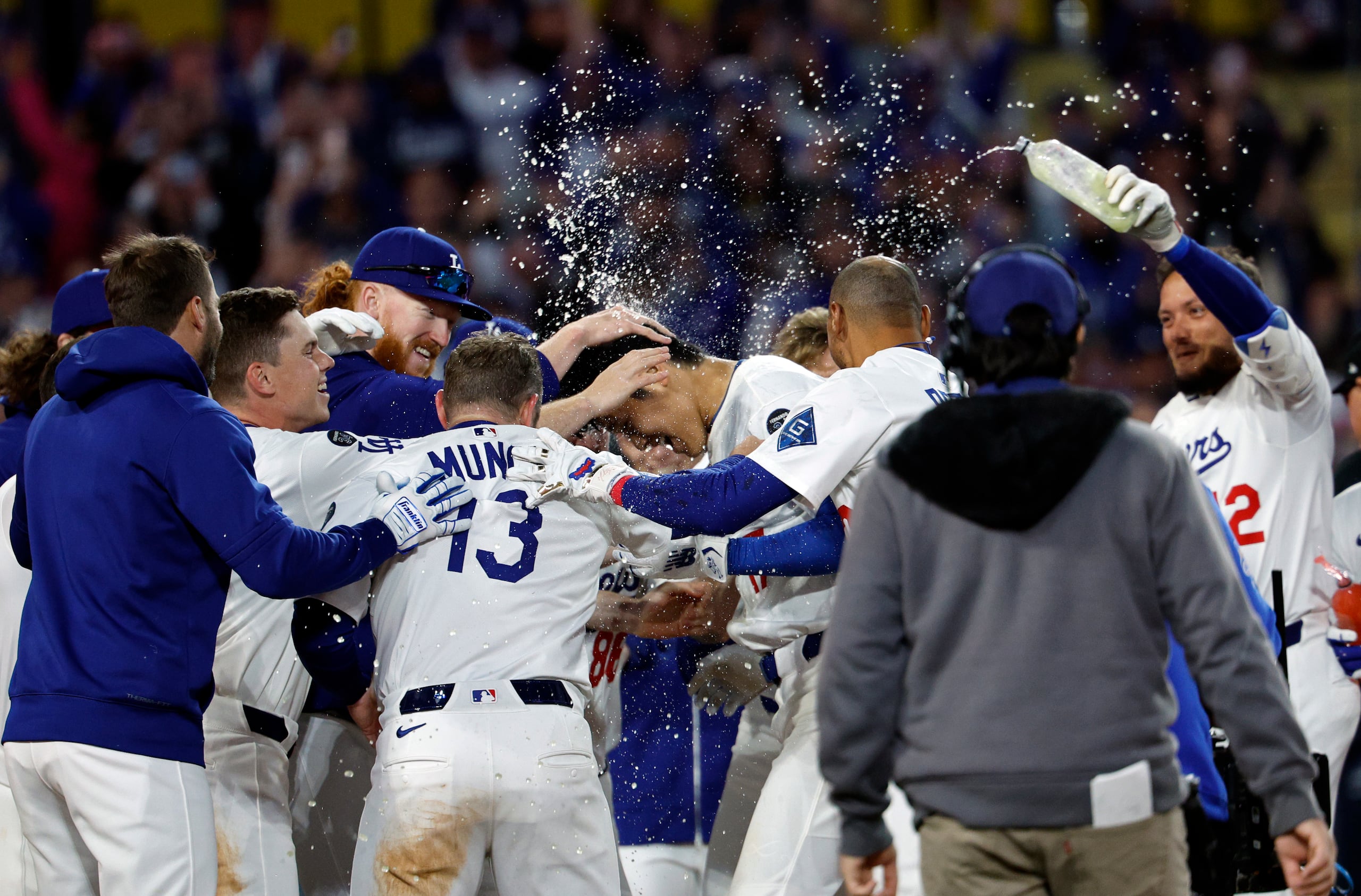 El japonés Shohei Ohtani, de los Dodgers de Los Ángeles, festeja con sus compañeros luego de batear un jonrón decisivo ante los Bravos de Atlanta, el miércoles 2 de abril de 2025 (AP Foto/Kevork Djansezian)