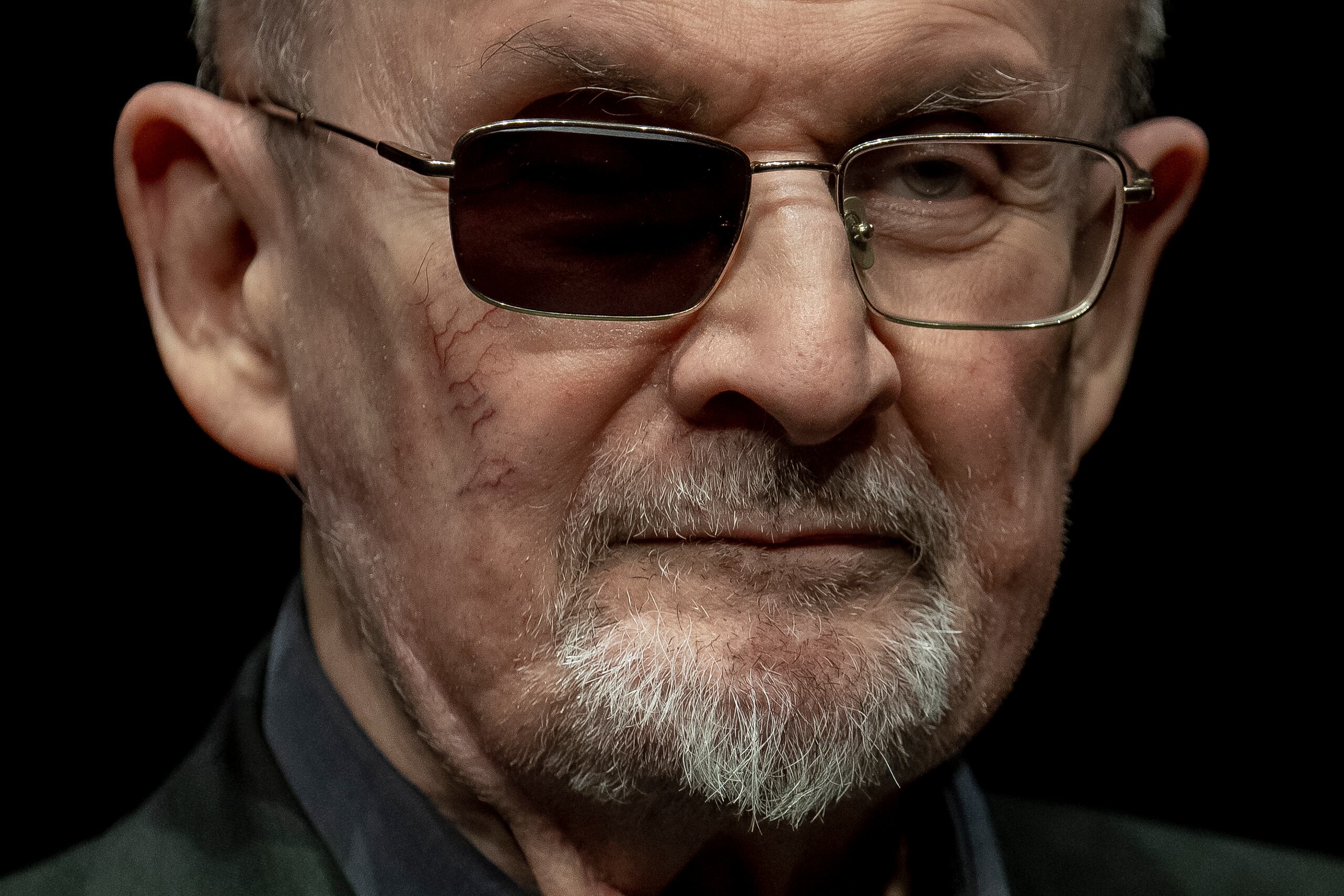 Rushdie pasó años escondido después de que el difunto líder iraní, el ayatolá Ruhollah Jomeini, emitiera la fatwa en 1989 tras la publicación de la novela "Los versos satánicos".
