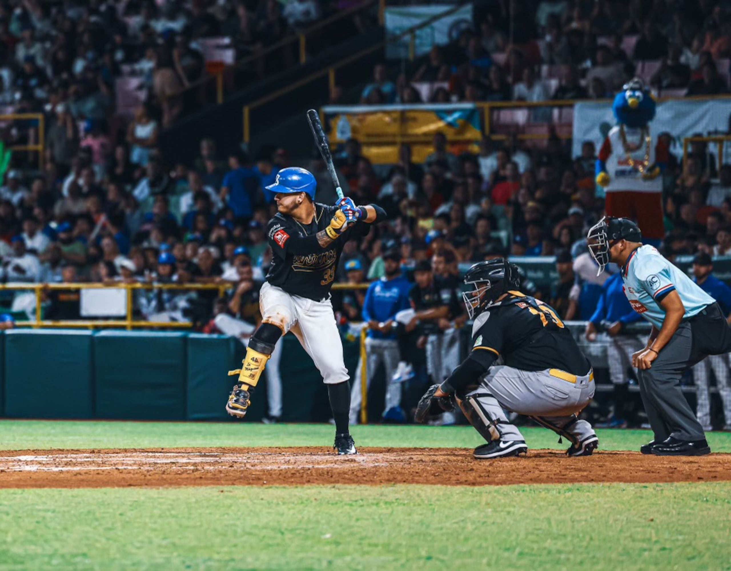 Los Cangrejeros de Santurce recibirán a los Criollos de Caguas, en el Estadio Hiram Bithorn, y los Leones de Ponce visitarán a los Gigantes de Carolina, en el Estadio Roberto Clemente Walker.