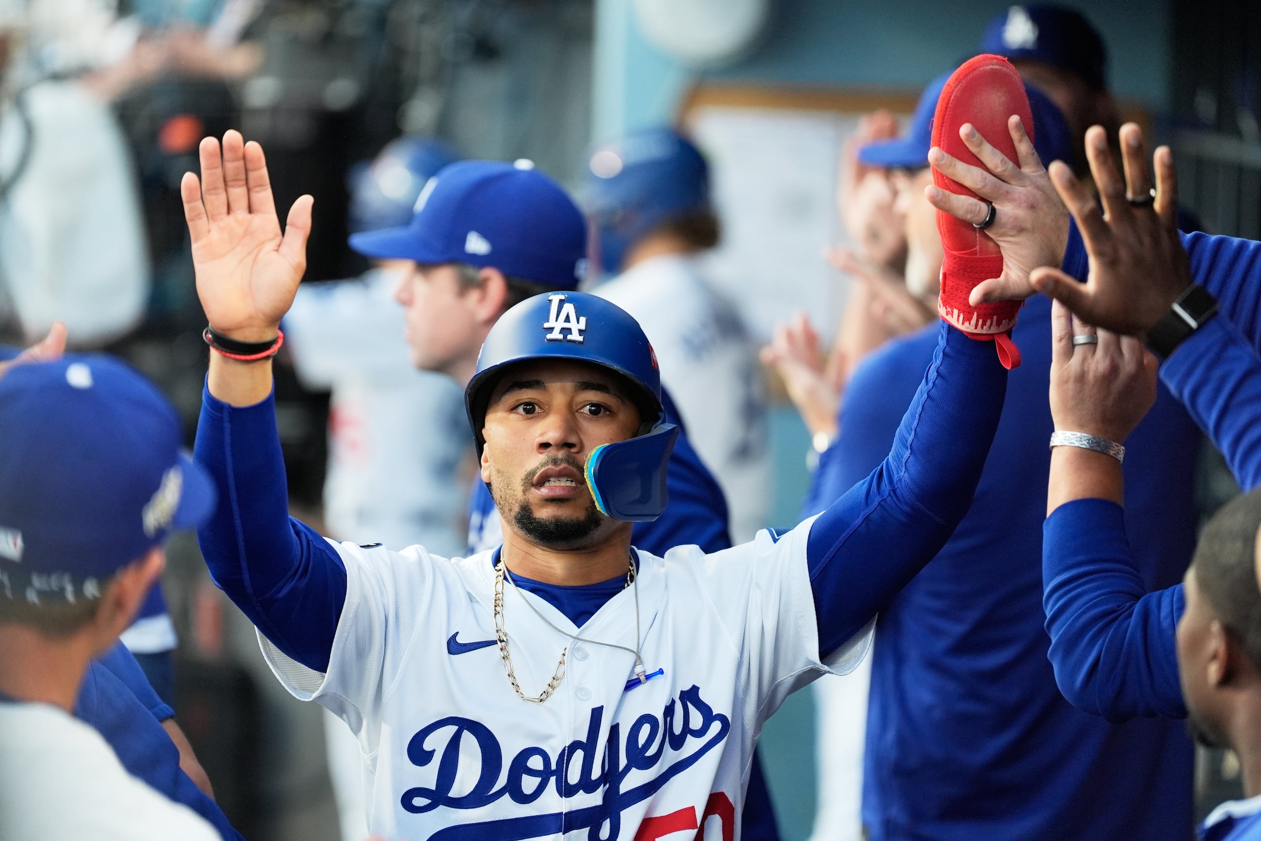 Mookie Betts, de los Dodgers de Los Ángeles, celebra en el dogout después de anotar contra los Brewers de Milwaukee durante la primera entrada en el Juego 4 de la Serie de Campeonato de la Liga Nacional de béisbol, el viernes 17 de octubre de 2025, en Los Ángeles.