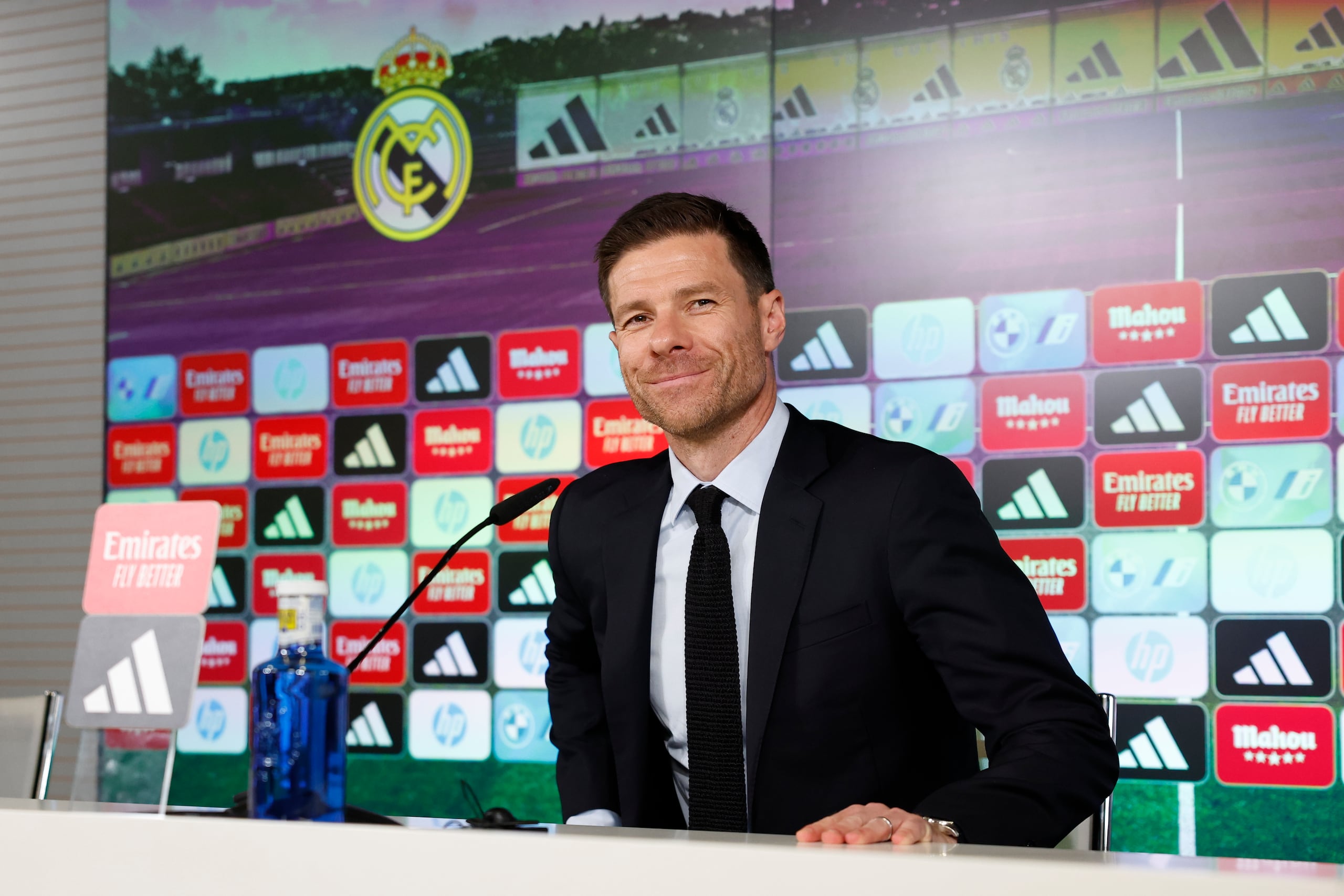 El exjugador del Real Madrid, Xabi Alonso, es presentado como nuevo entrenador del equipo en Madrid y contesta a preguntas de la prensa.
