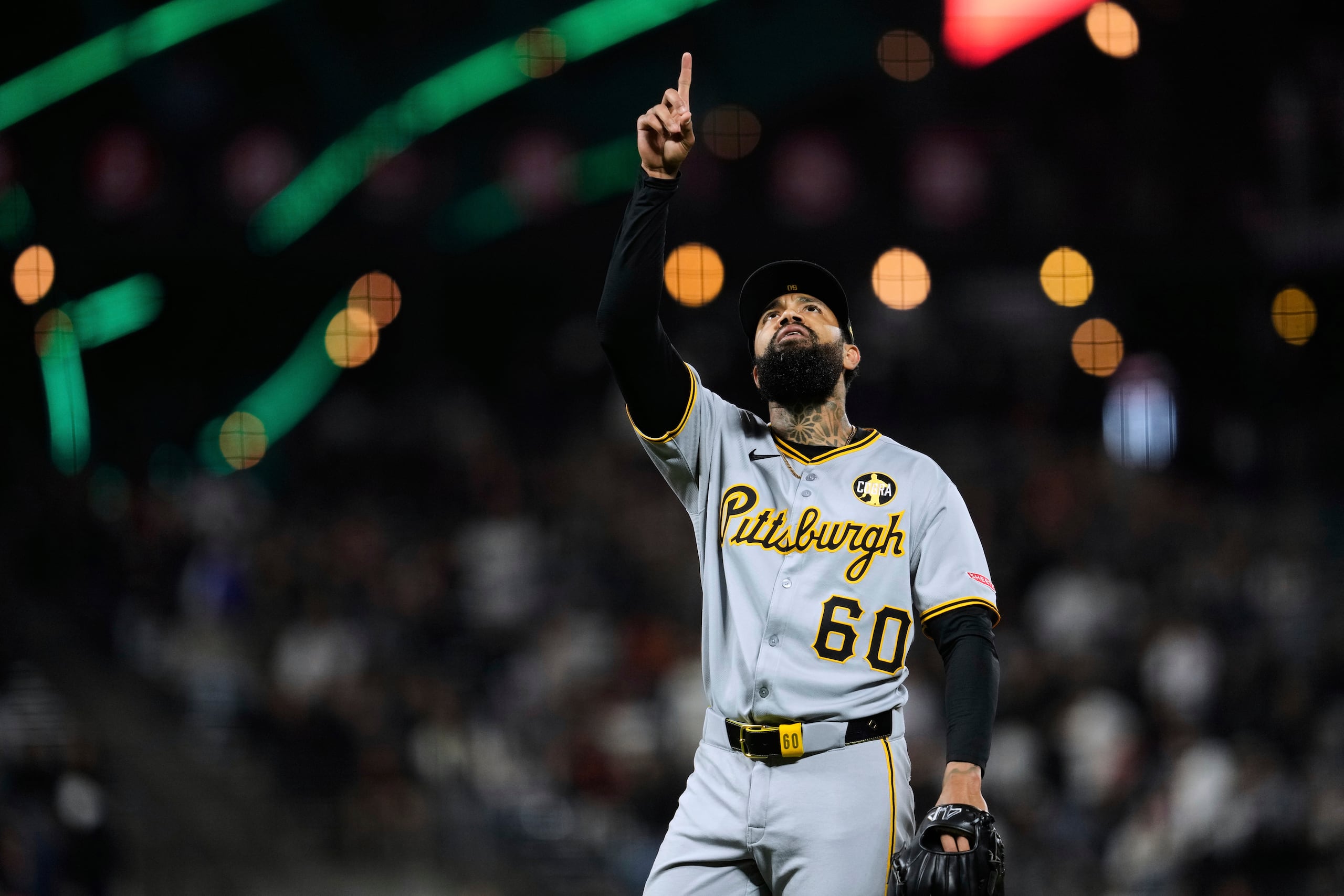 El pitcher de los Piratas de Pittsburgh Dennis Santana celebra al ponchar a Matt Chapman de los Gigantes de San Francisco el martes 29 de julio del 2025. (AP Foto/Godofredo A. Vásquez)