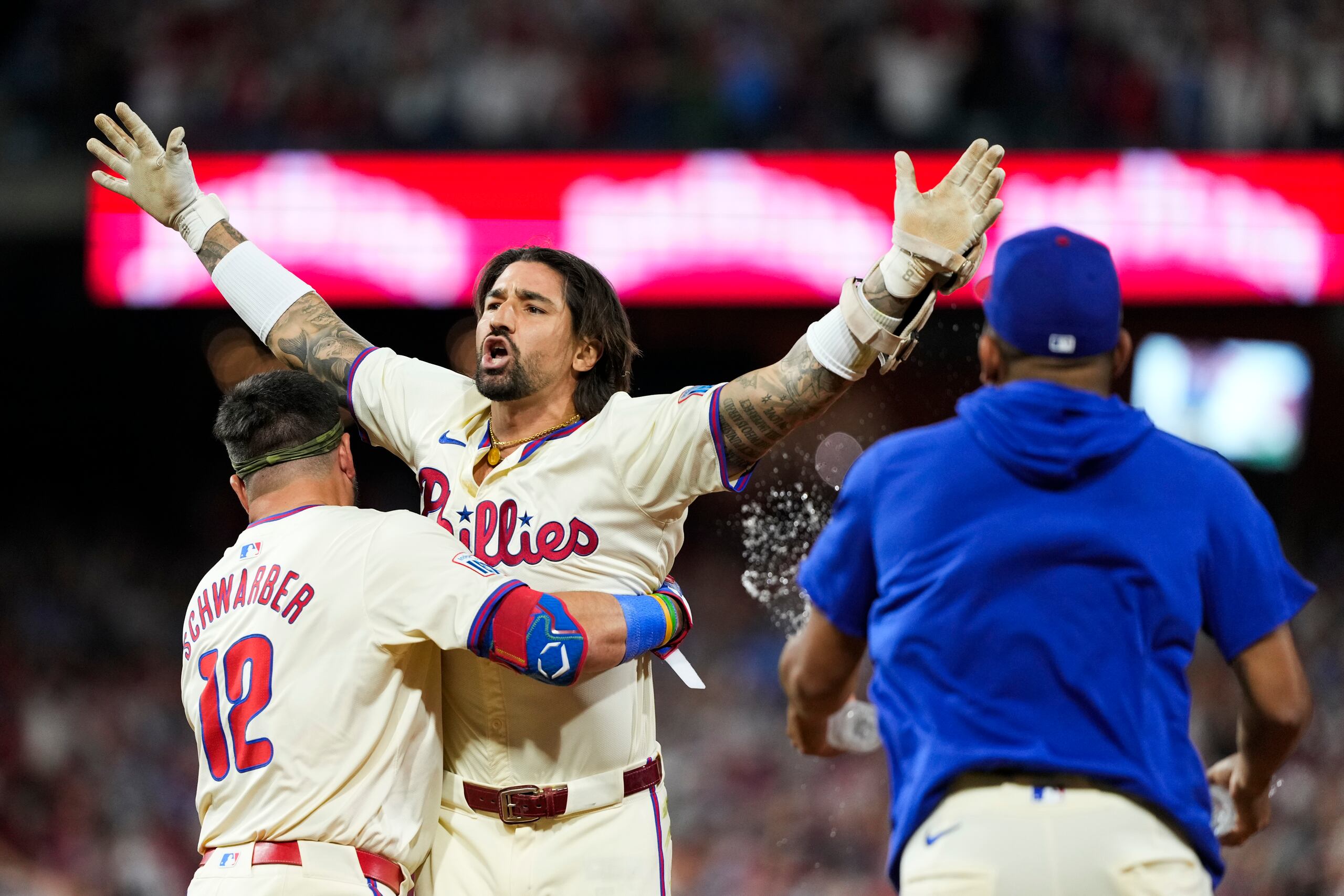 Nick Castellanos celebra el hit de oro del partido. El jugador también tuvo un jonrón de dos carreras en la sexta entrada.