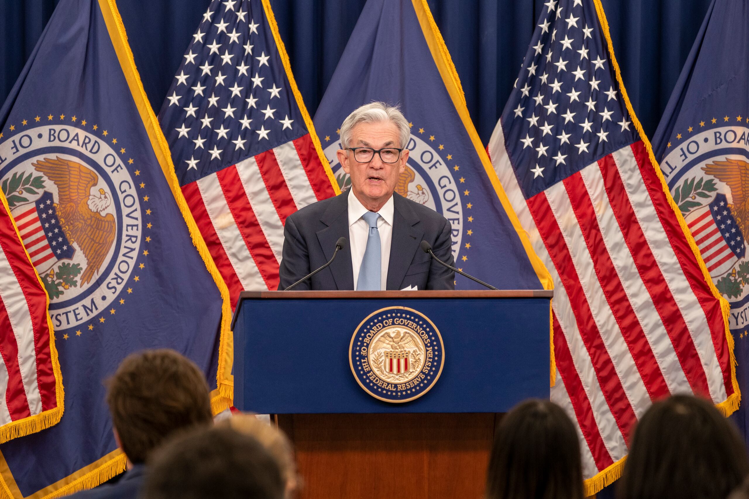 Jerome Powell dejó entrever que la subida de tasas de interés podría estar cerca de terminar, pero ello no significa que habrá recortes este año.