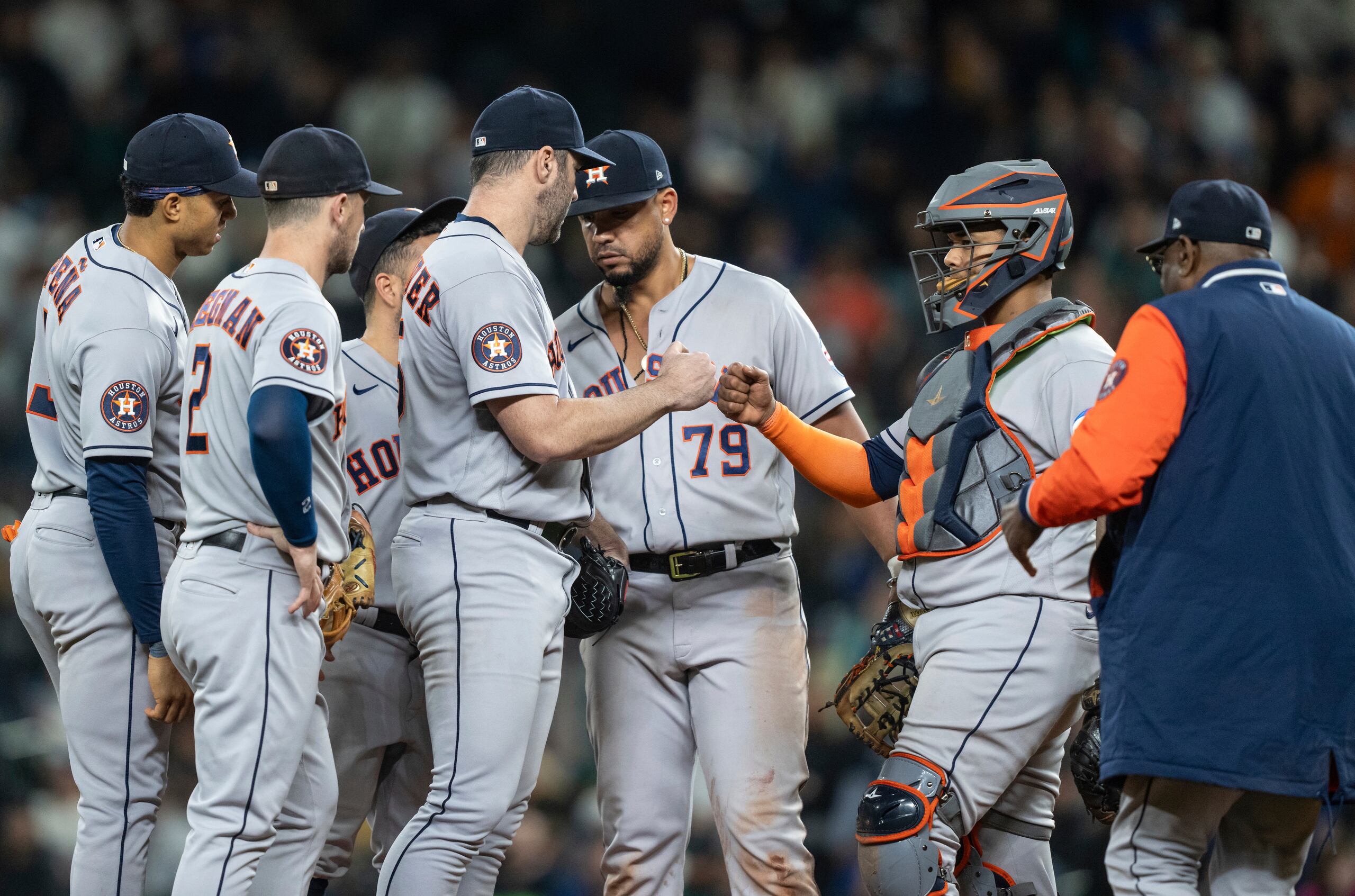 El receptor de los Astros, Martín 'Machete' Maldonado, segundo desde la derecha, choca nudillo con su lanzador Justin Verlander, quien le lanzó una joya a Seattle para darle un respiro a los Astros.