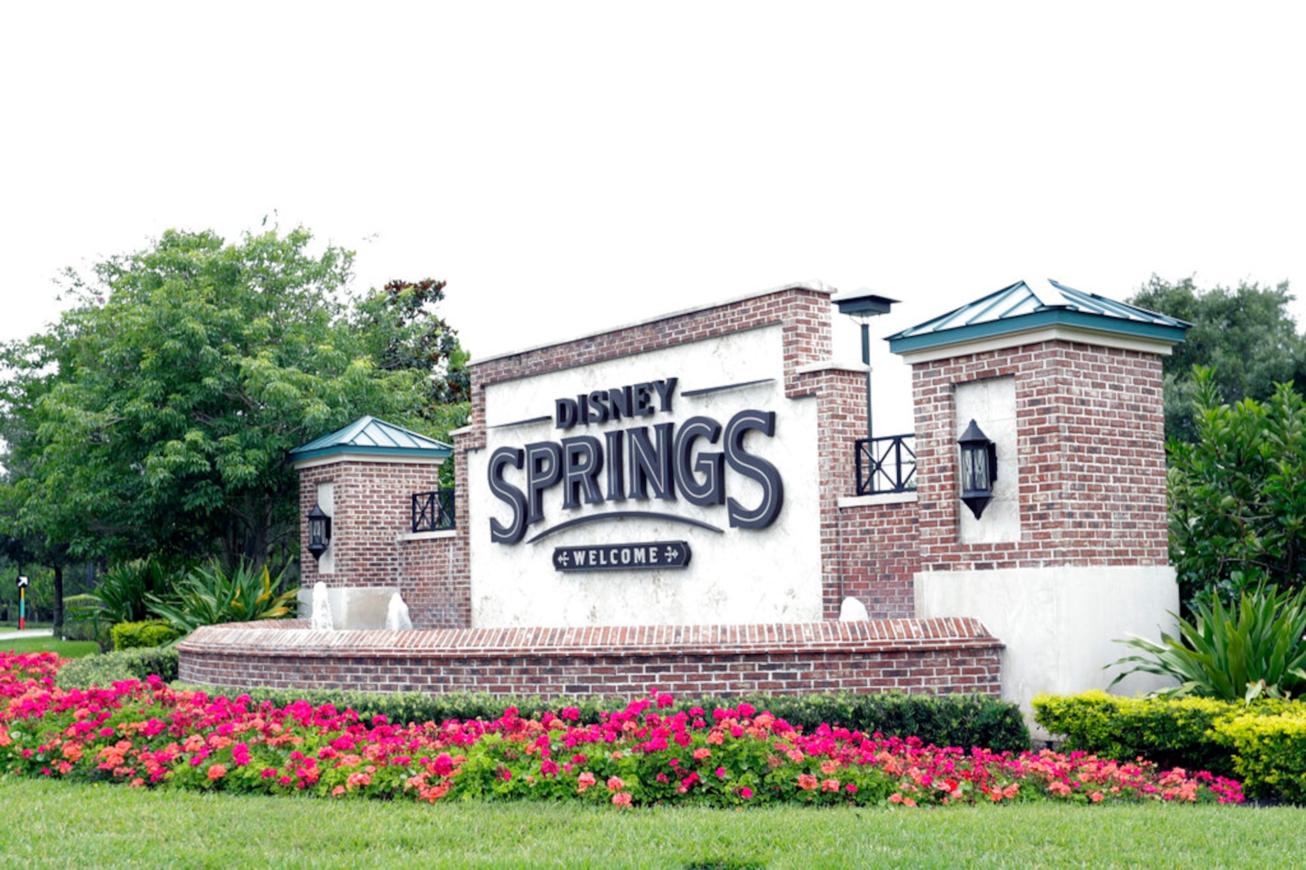 Disney Springs, antes conocido como Downtown Disney, es un centro comercial, gastronómico y de entretenimiento que forma parte del complejo Walt Disney World Resort.