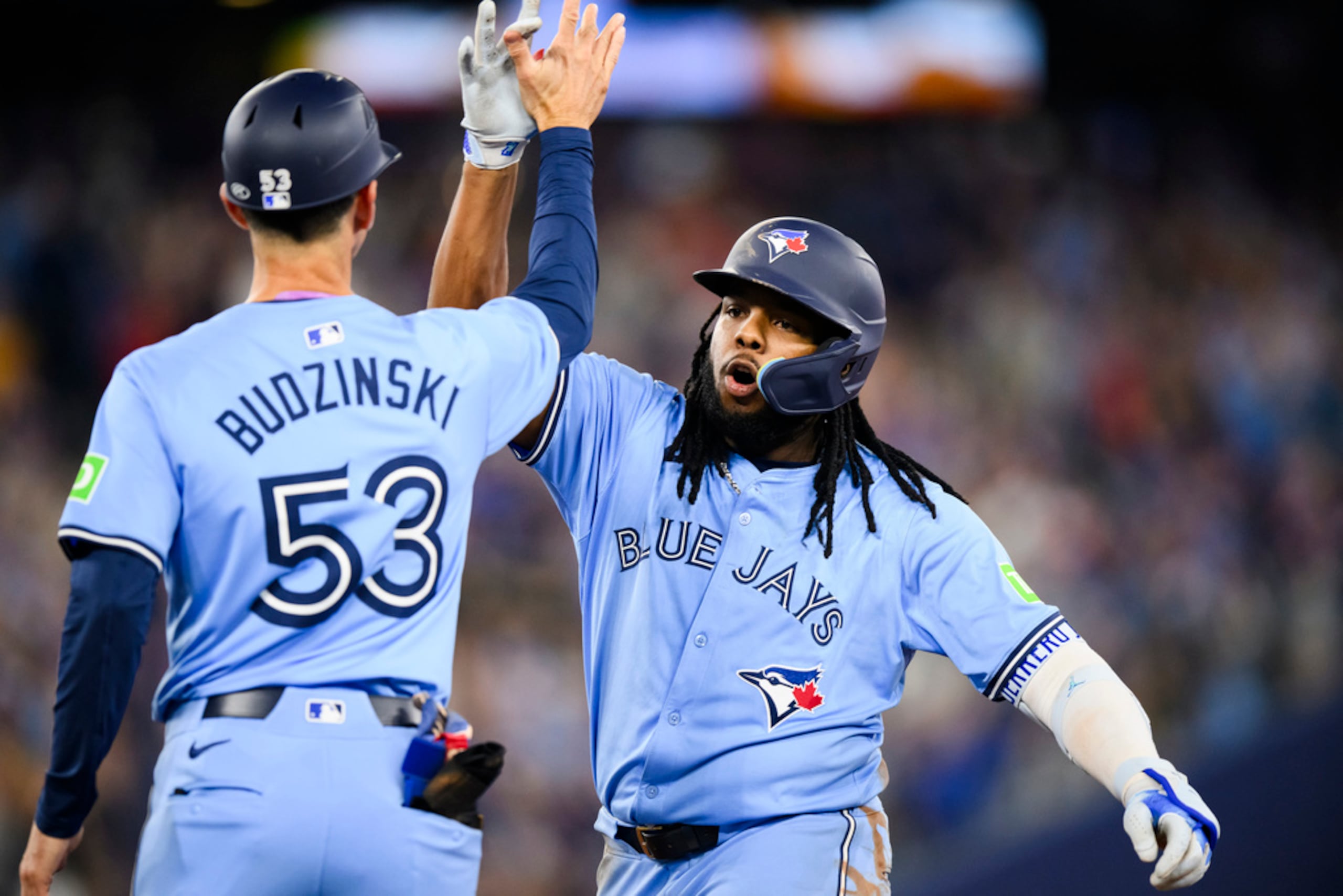 Vladimir Guerrero Jr. (derecha) conectó un sencillo en la sexta entrada para remolcar dos carreras.