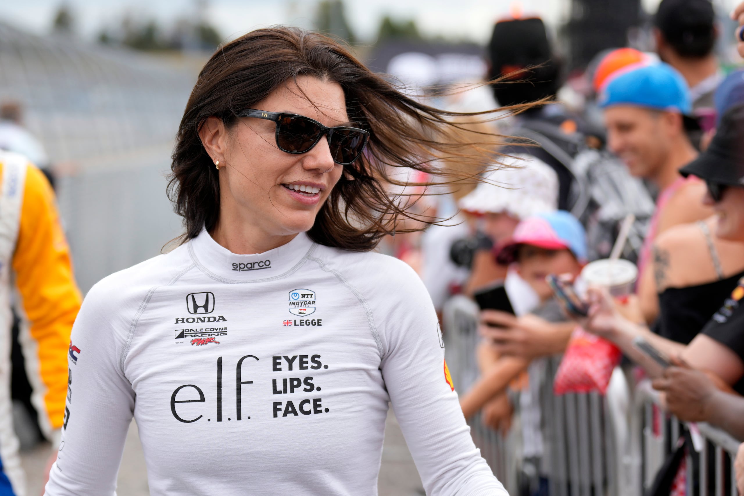 Katherine Legge saluda a los fanáticos previo a una carrera de automovilismo de IndyCar, el 15 de septiembre de 2024, en el Nashville Superspeedway, en Lebanon, Tenneessee.
