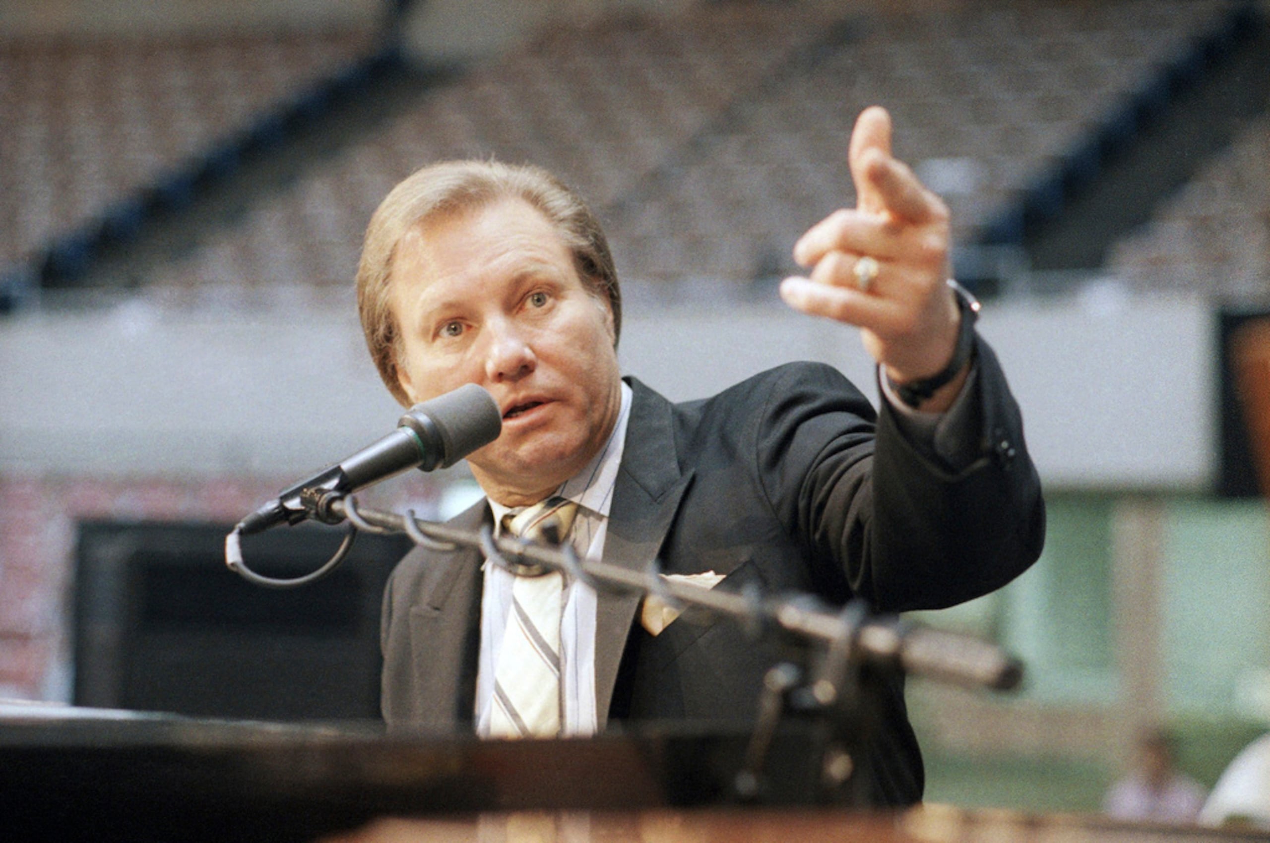 El reverendo Jimmy Swaggart levanta el puño para enfatizar un punto durante una conferencia de prensa en el Sports Arena de Los Ángeles, el viernes, 27 de marzo de 1987.