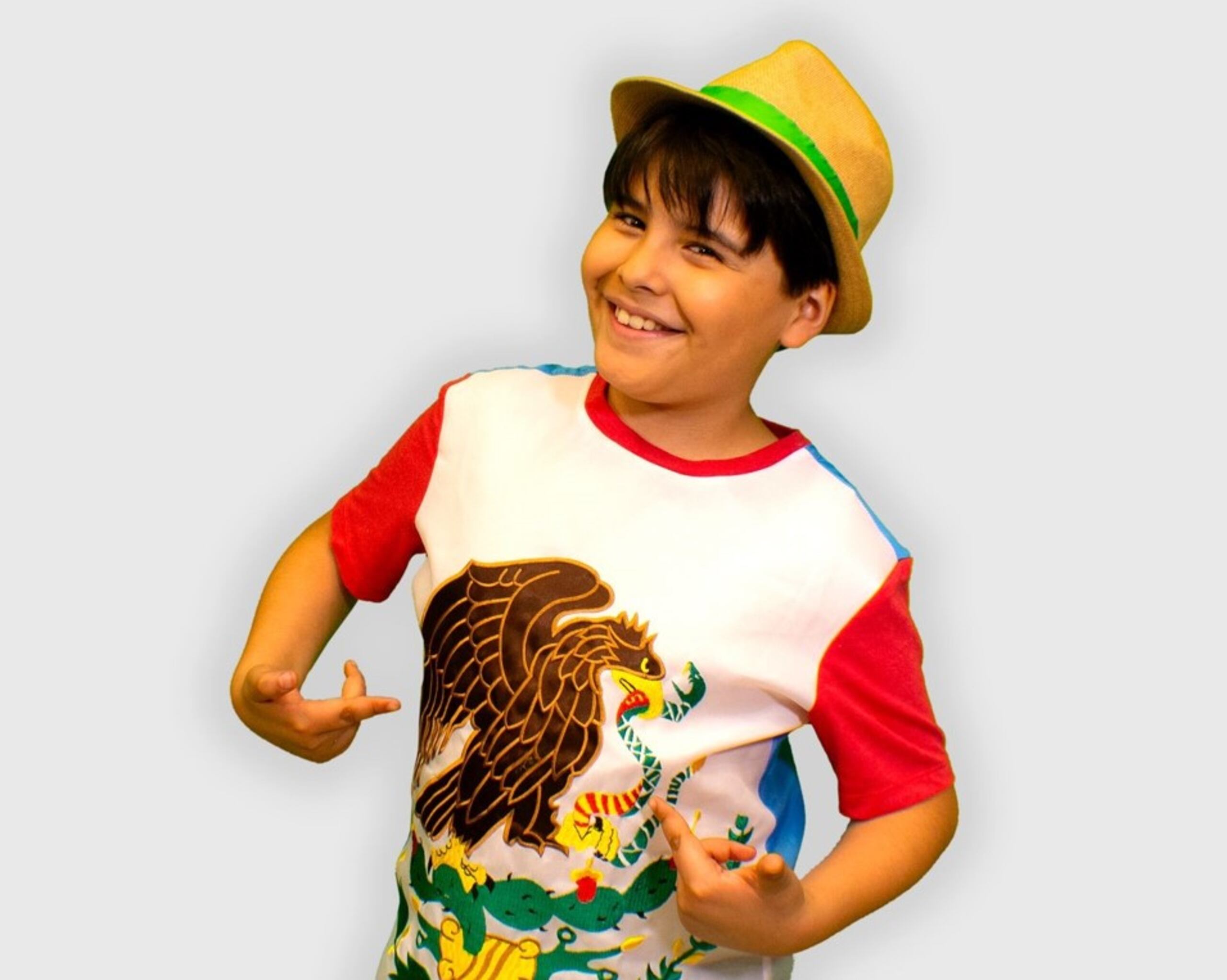 Su carrera actoral inició en su infancia, con estudios que incluyeron teatro musical.