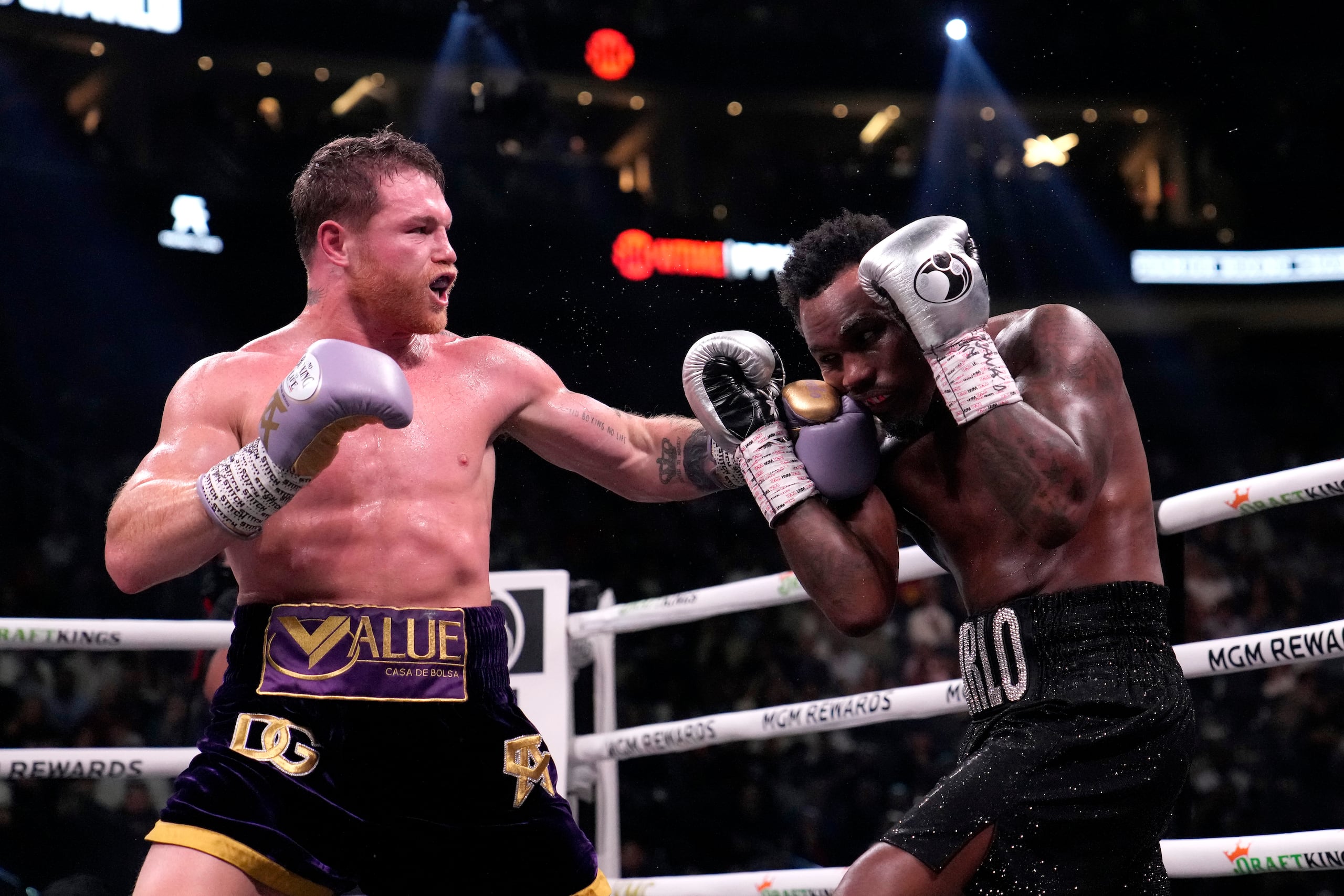 El mexicano Saúl 'Canelo' Álvarez propina un golpe al estadounidense Jermell Charlo en una pelea por el título de los supermedianos, disputada en Las Vegas el sábado 30 de septiembre de 2023.