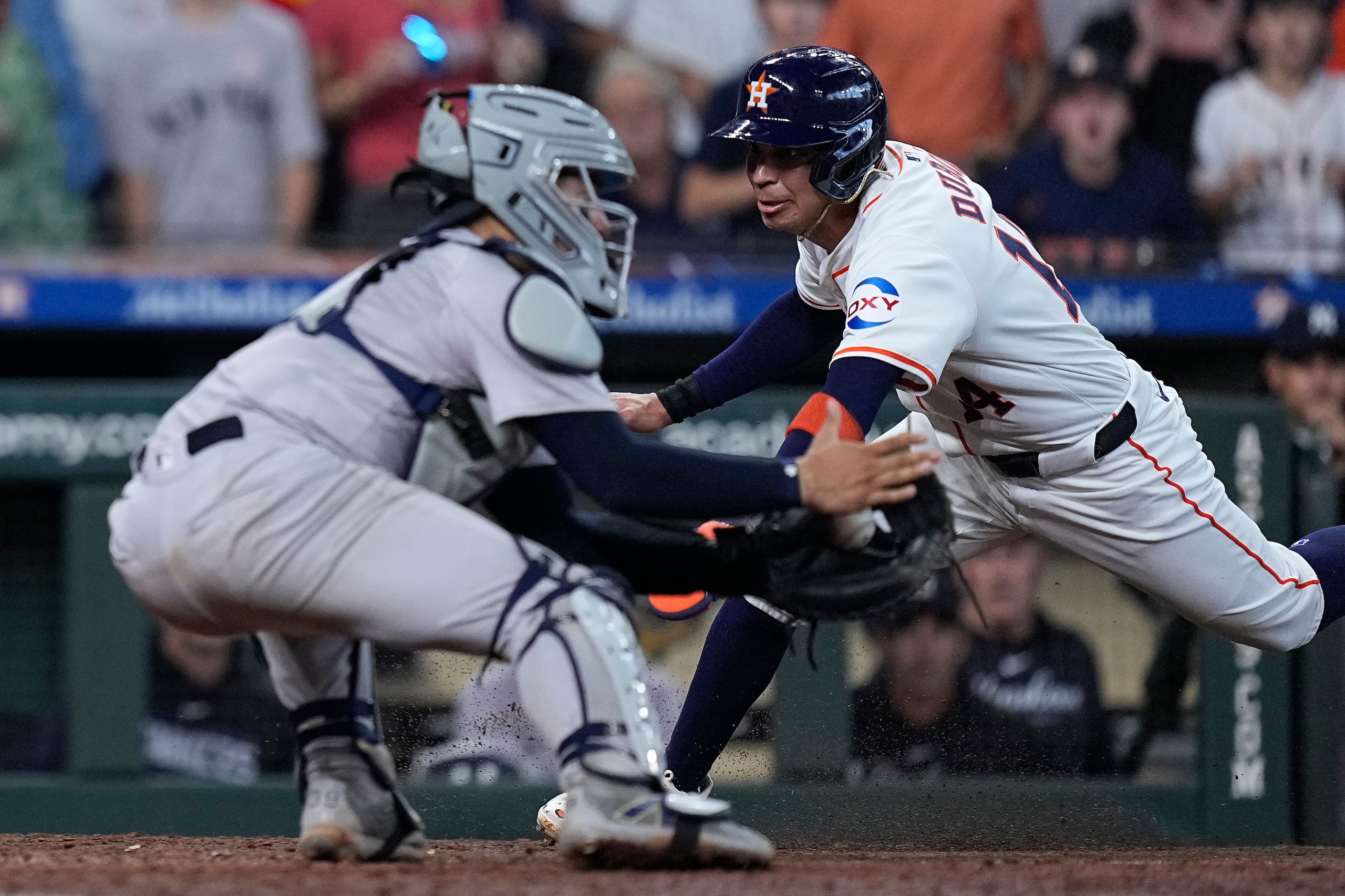 José Treviño, de los Yankees de Nueva York, pone out al hondureño Mauricio Dubón, de los Astros de Houston.